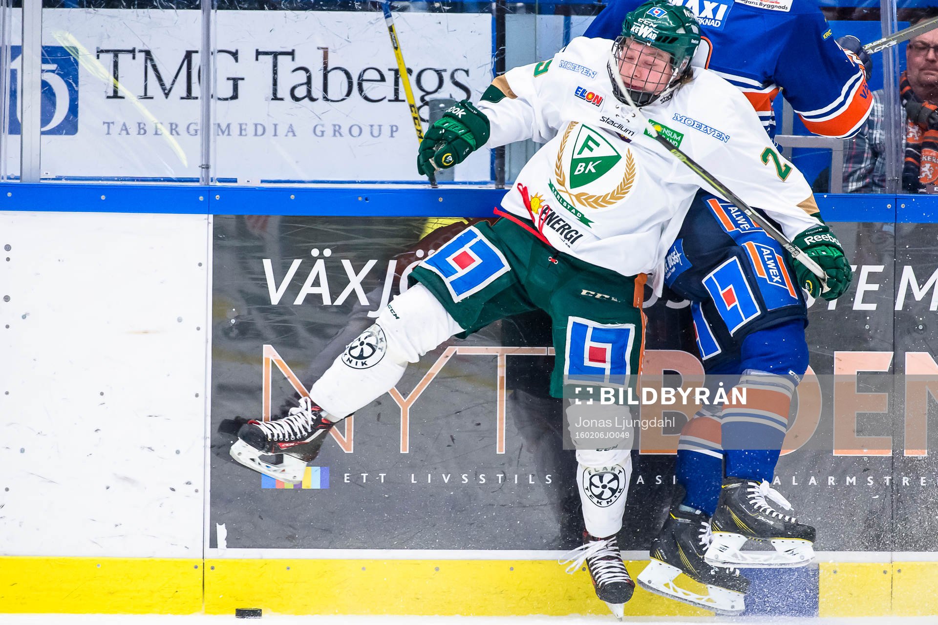 Färjestads Oskar Steen tacklas av Växjös Teemu Laakso