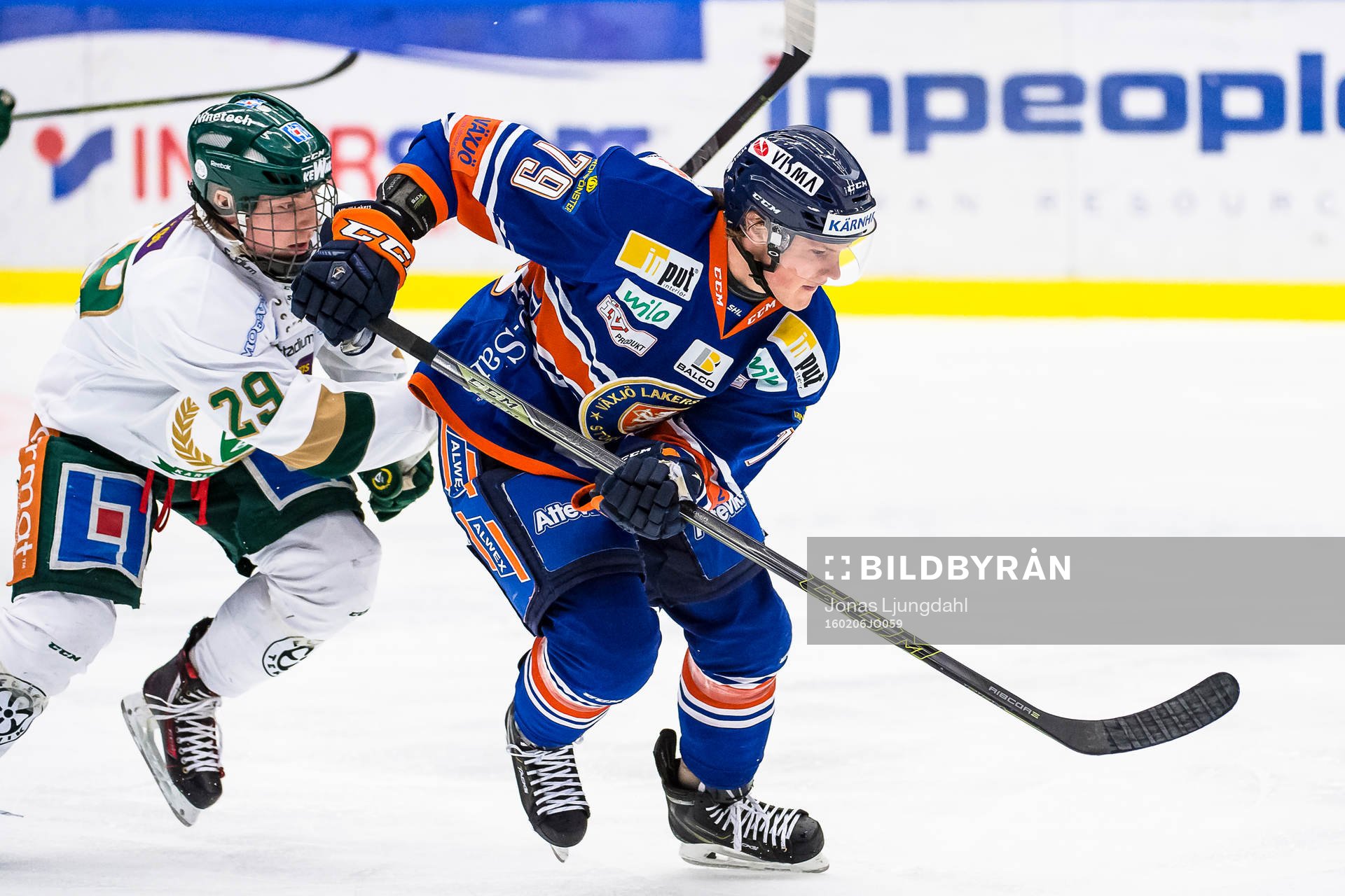 Växjös Patrik Lundh jagas av Färjestads Oskar Steen