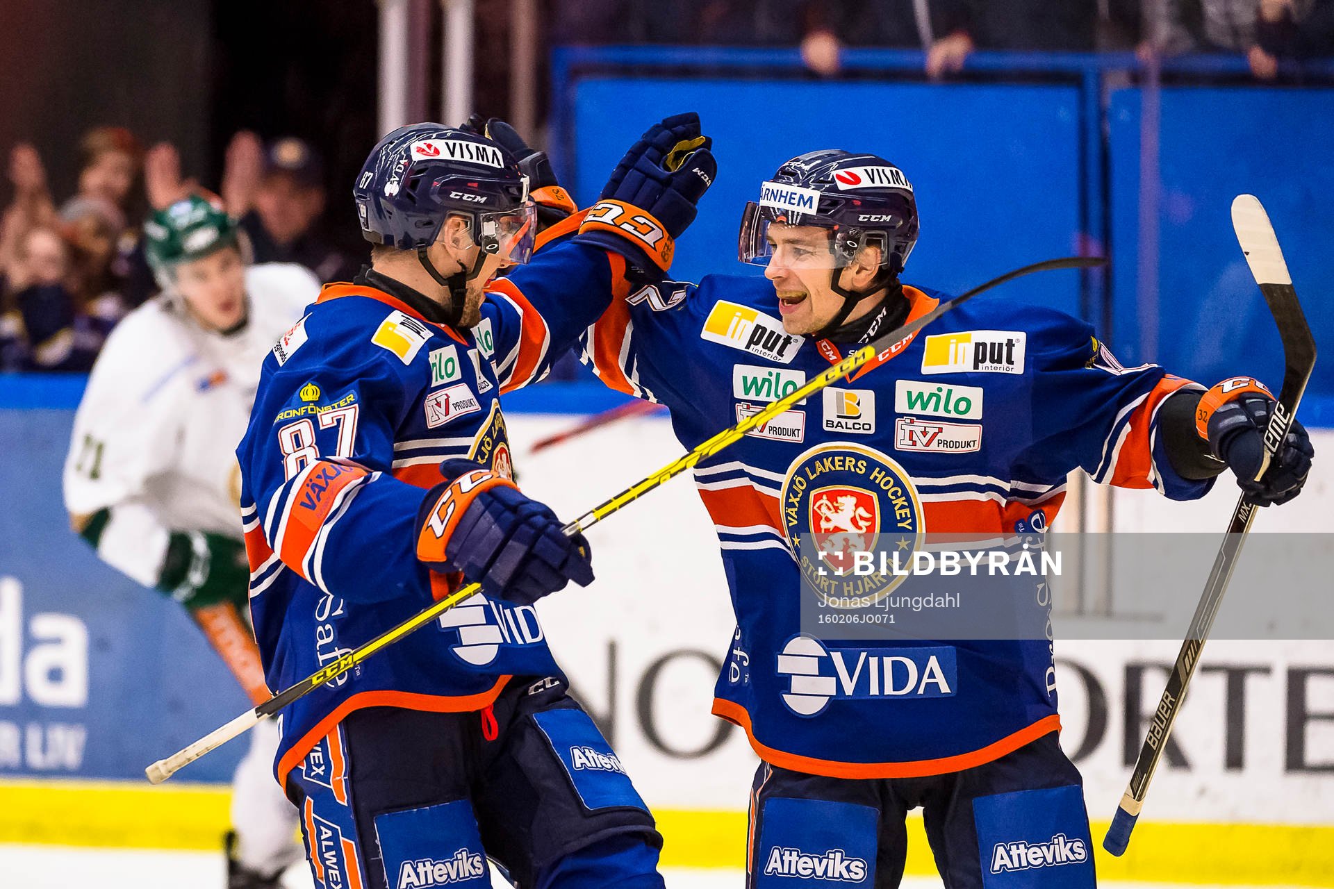 Växjös Robert Rosén jublar med Sakari Salminen