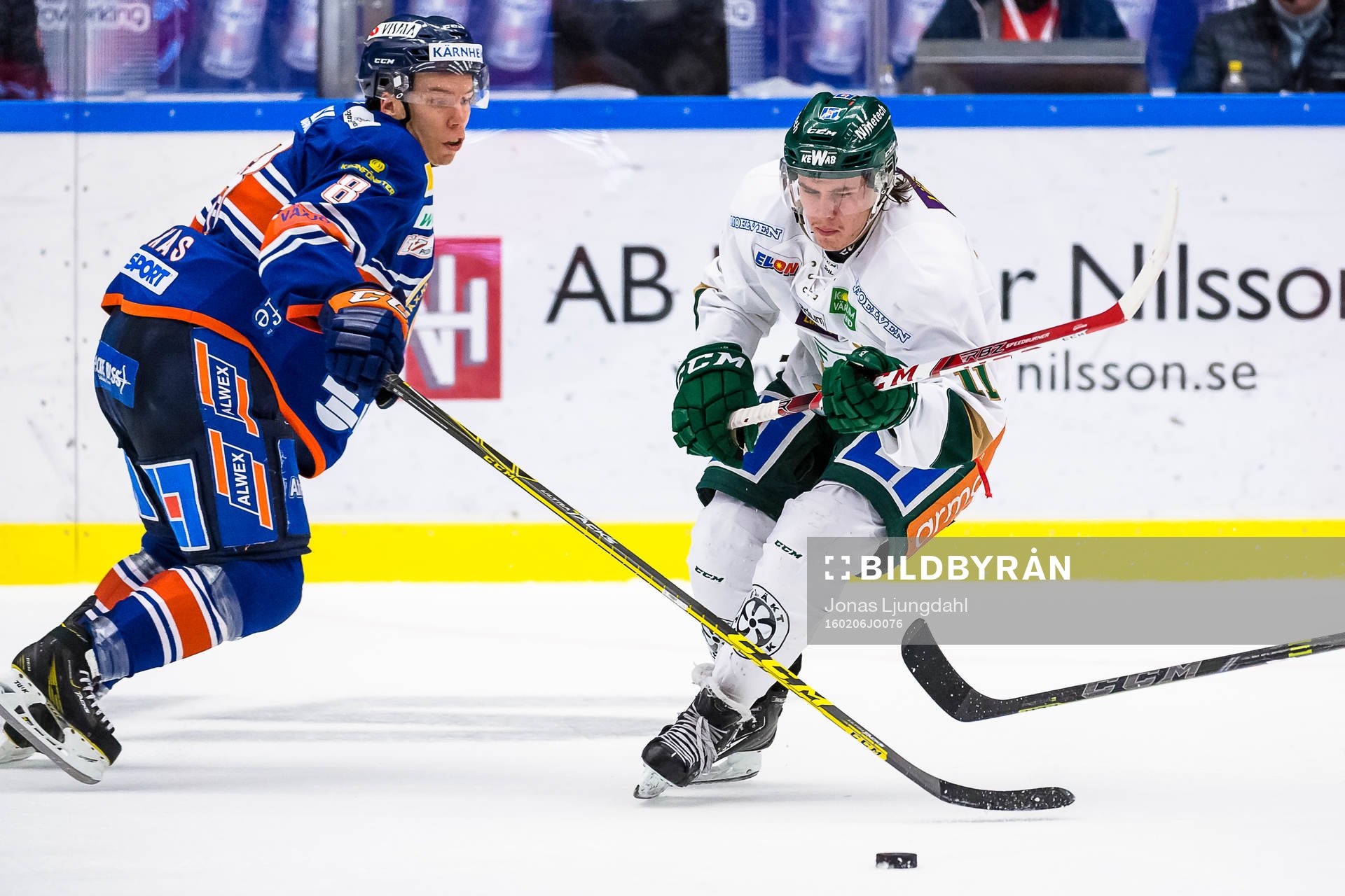 Färjestads Joakim Nygård jagas av Växjös Ville Varakas