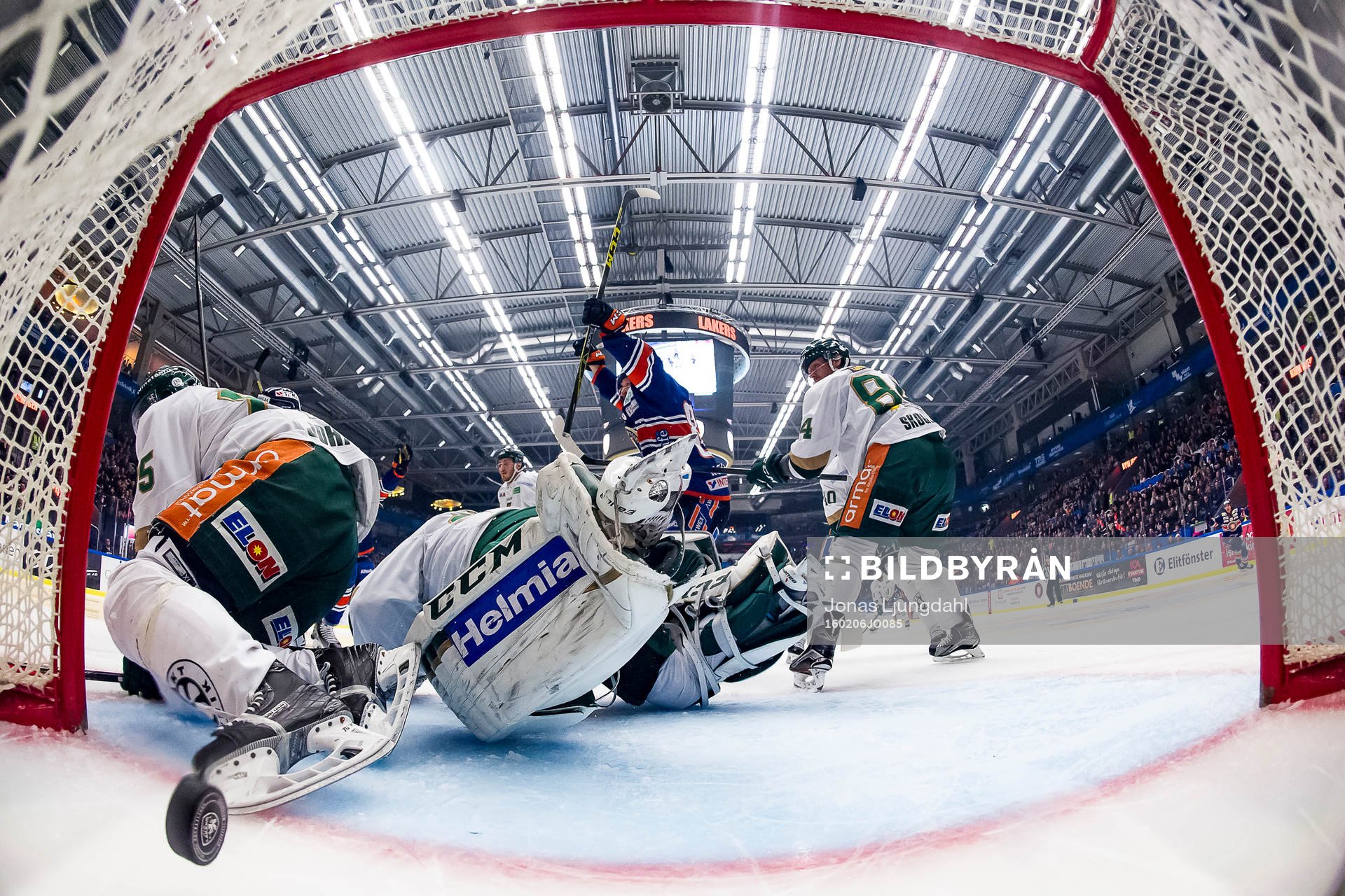 Växjös Richard Gynge (ej i bild) skjuter pucken i mål
