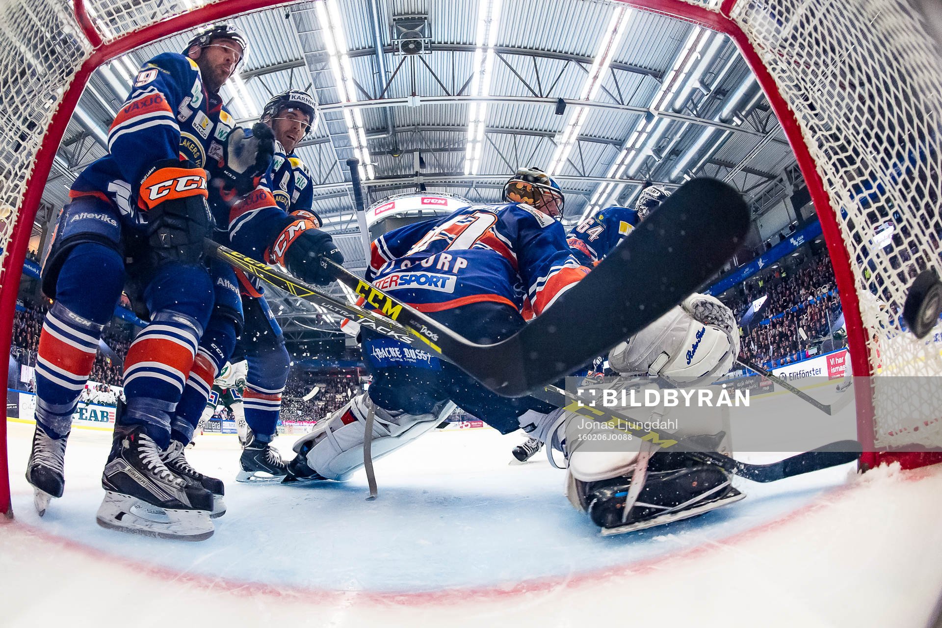 Växjös Josh Hennessy och Cory Murphy försöker stoppa