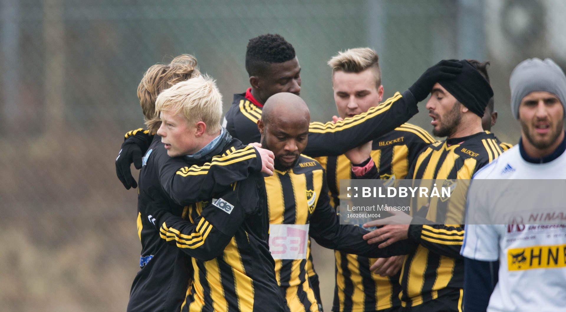 IFK Hässleholms Florent Stugova har gjort 1-0 och grattas