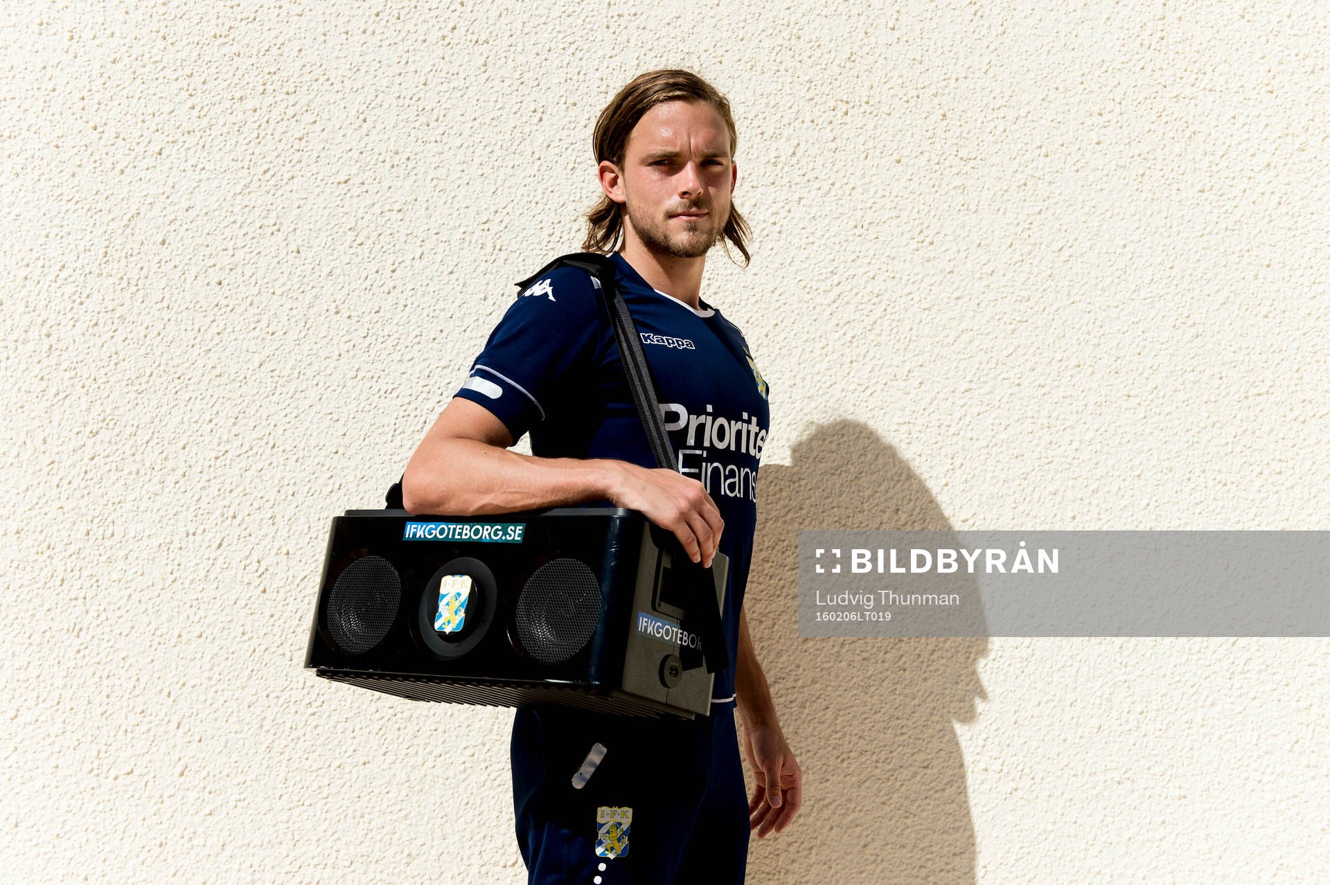 IFK Göteborgs Tom Pettersson poserar med en musikmaskin