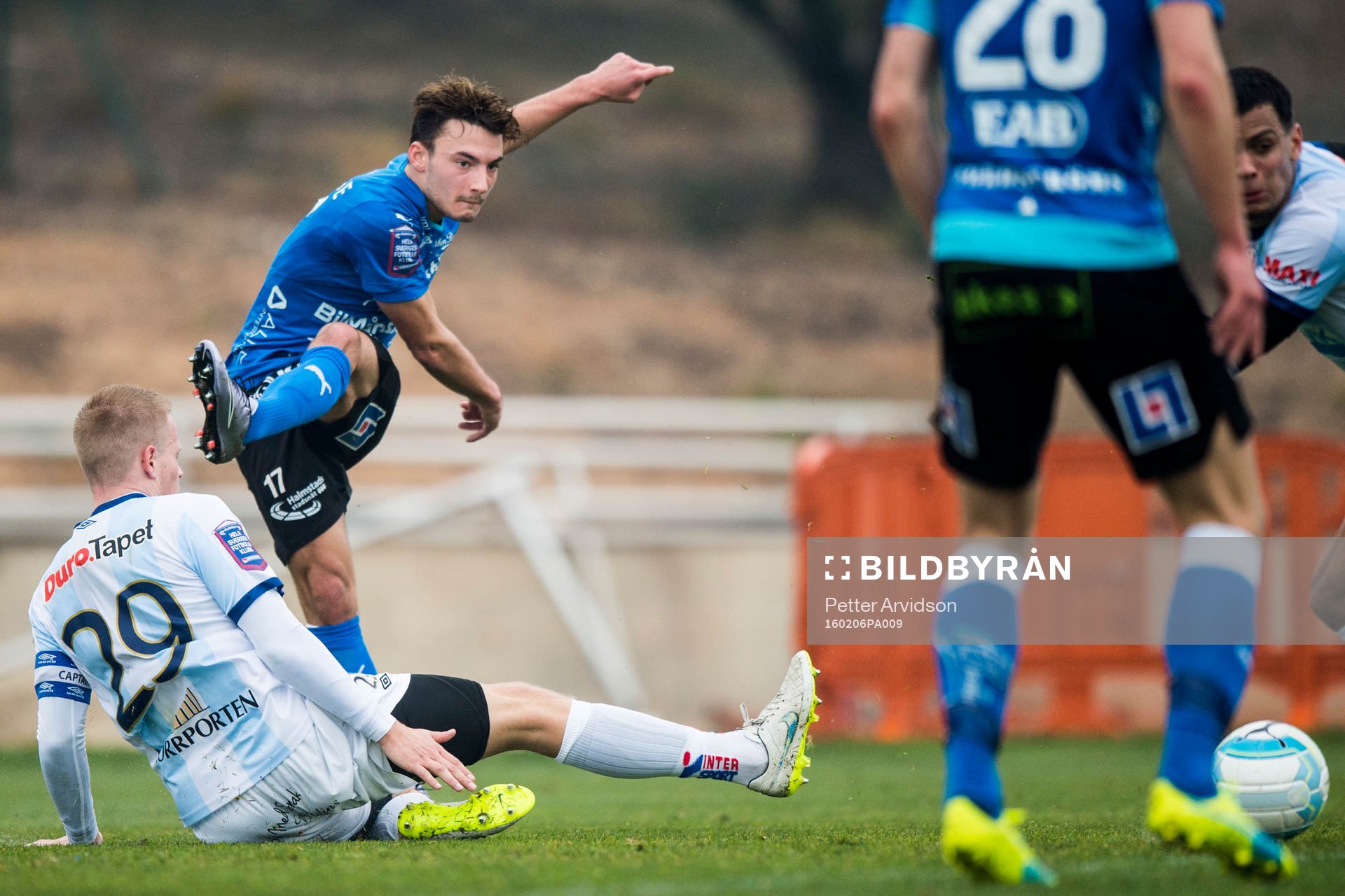 Halmstads Sead Haksabanovic testar skott och Gefles Martin