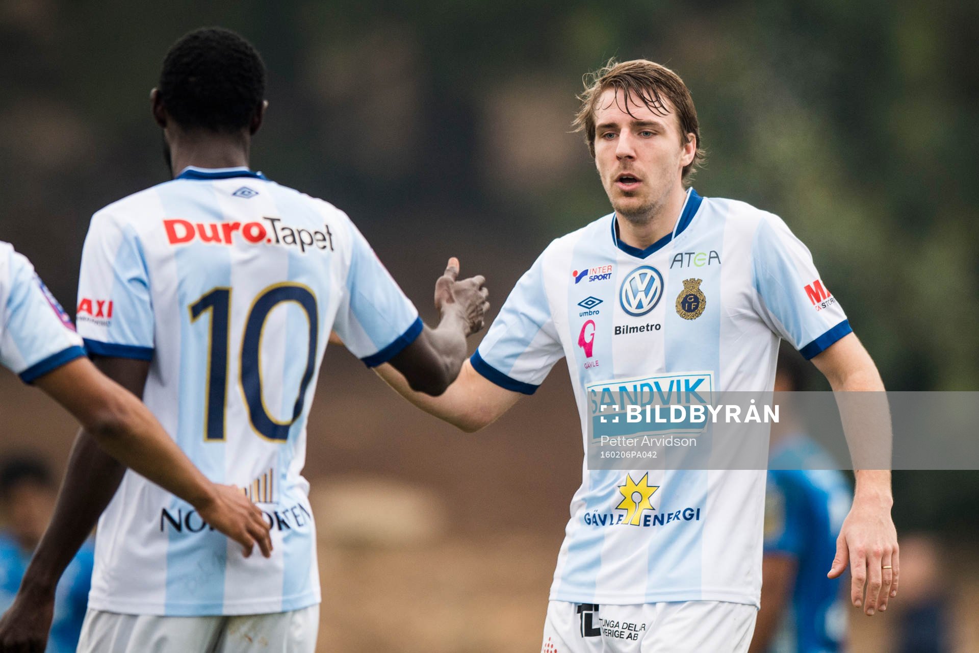 Gefles Dioh Williams gör 1-1 och gratuleras av Johan Oremo