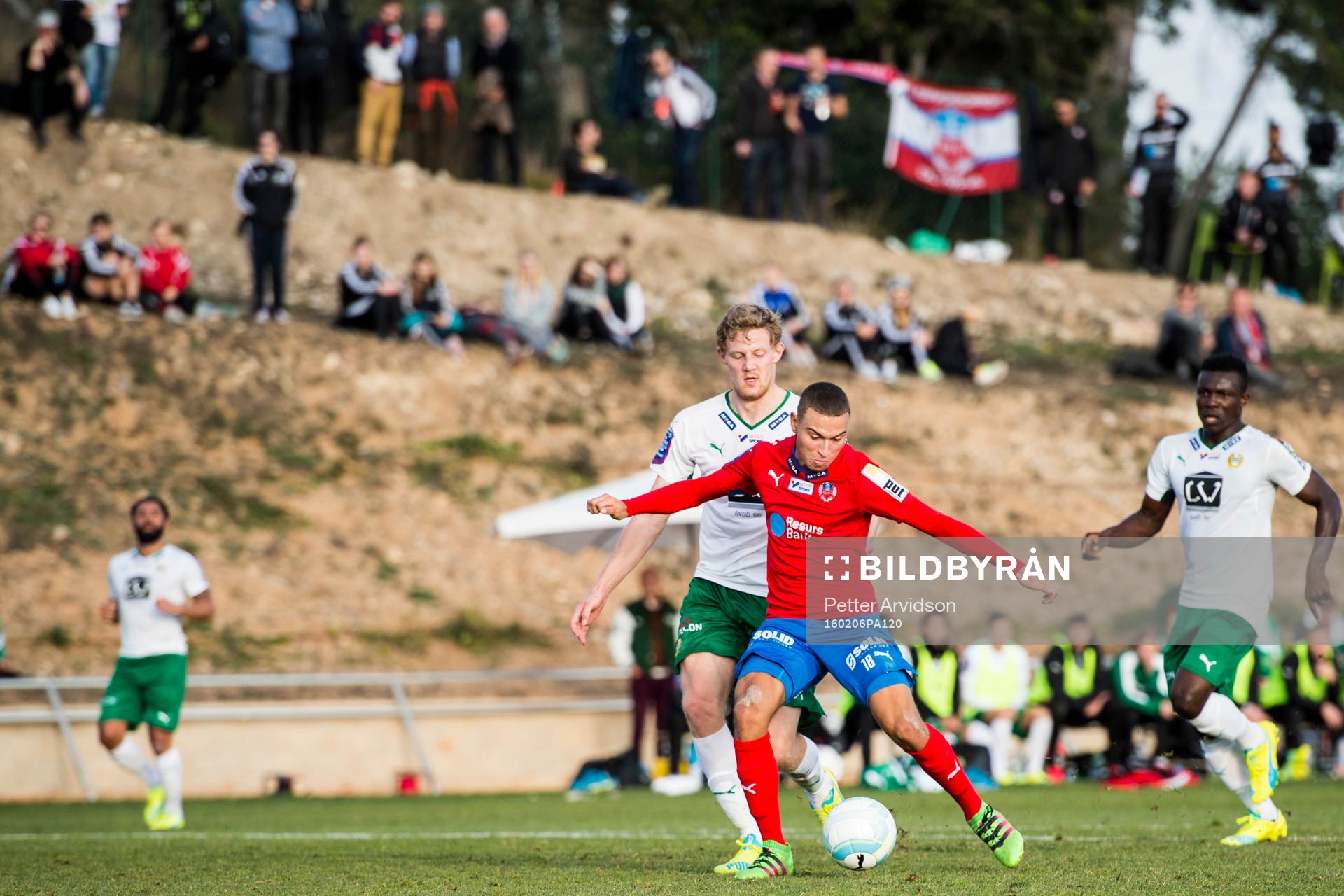 Helsingborgs Jordan Larsson gör 1-0 i kamp med Hammarbys Lars Saetra under en träningsmatch i fotboll mellan Helsingborg och Hammarby den 6 februari 2016 i Salou.