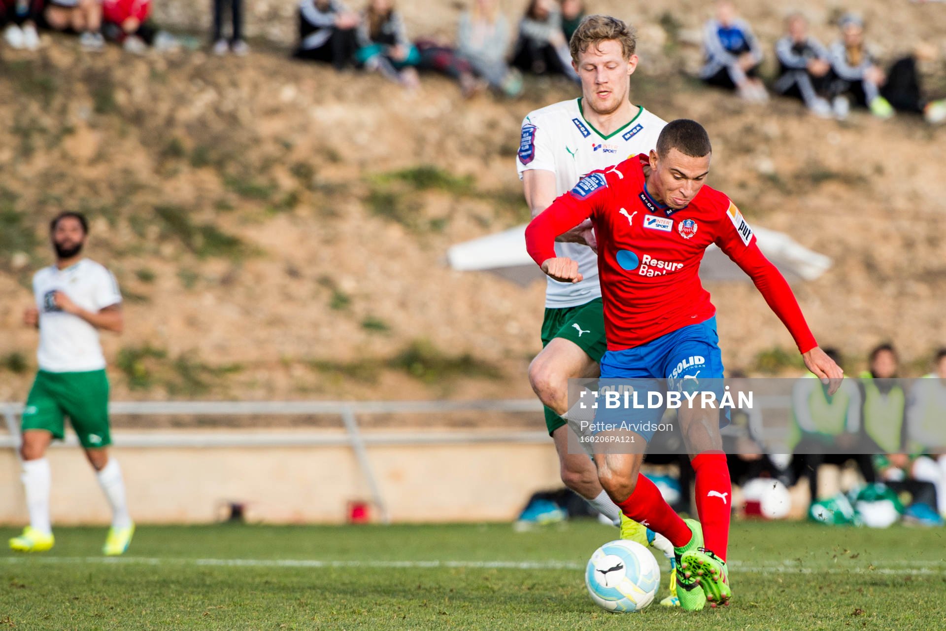 Helsingborgs Jordan Larsson gör 1-0 i kamp med Hammarbys Lars Saetra under en träningsmatch i fotboll mellan Helsingborg och Hammarby den 6 februari 2016 i Salou.