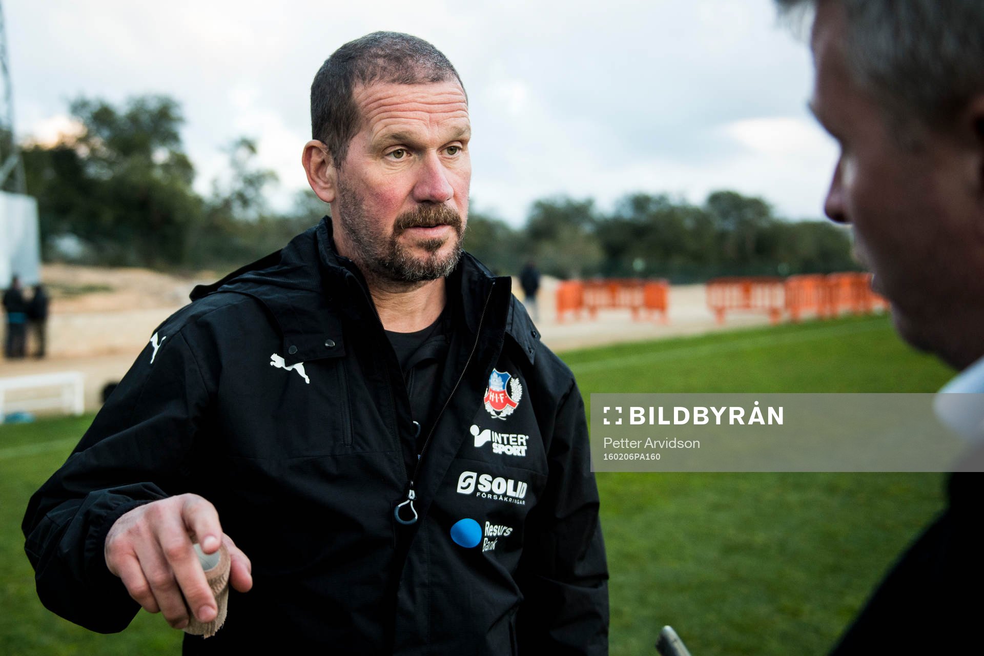 Helsingborgs fystränare Christer Olsson intervjuas efter en träningsmatch i fotboll mellan Helsingborg och Hammarby den 6 februari 2016 i Salou.