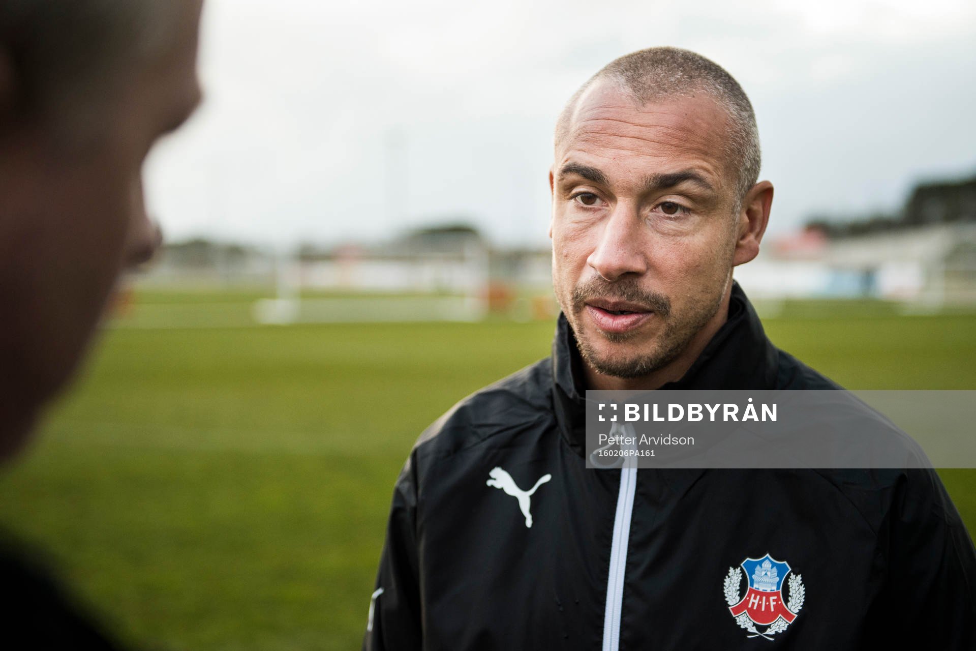 Helsingborgs manager Henrik Larsson intervjuas efter en träningsmatch i fotboll mellan Helsingborg och Hammarby den 6 februari 2016 i Salou.