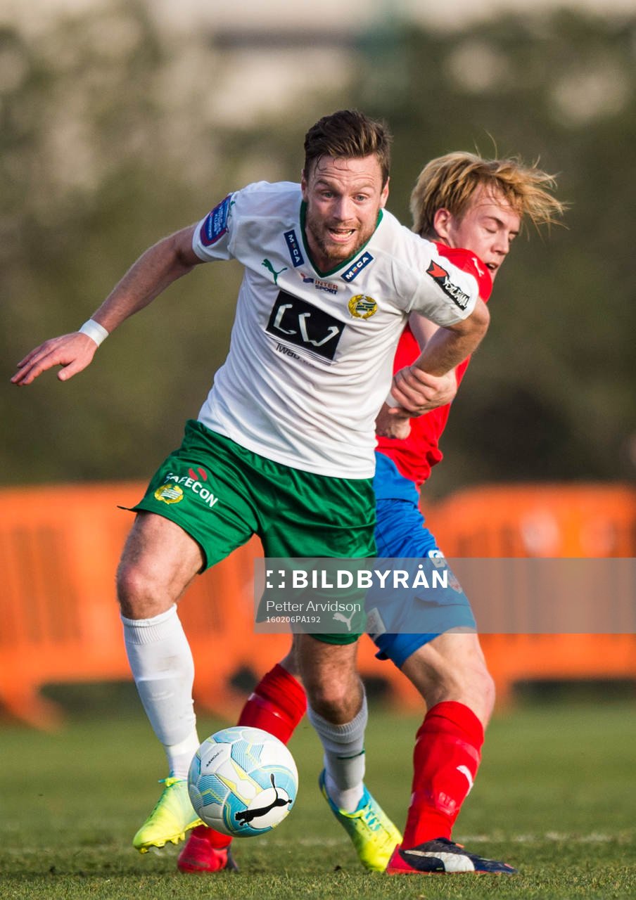 Hammarbys Arnor Smarason i kamp med Helsingborgs Alexander Achinioti-Jönsson under en träningsmatch i fotboll mellan Helsingborg och Hammarby den 6 februari 2016 i Salou.