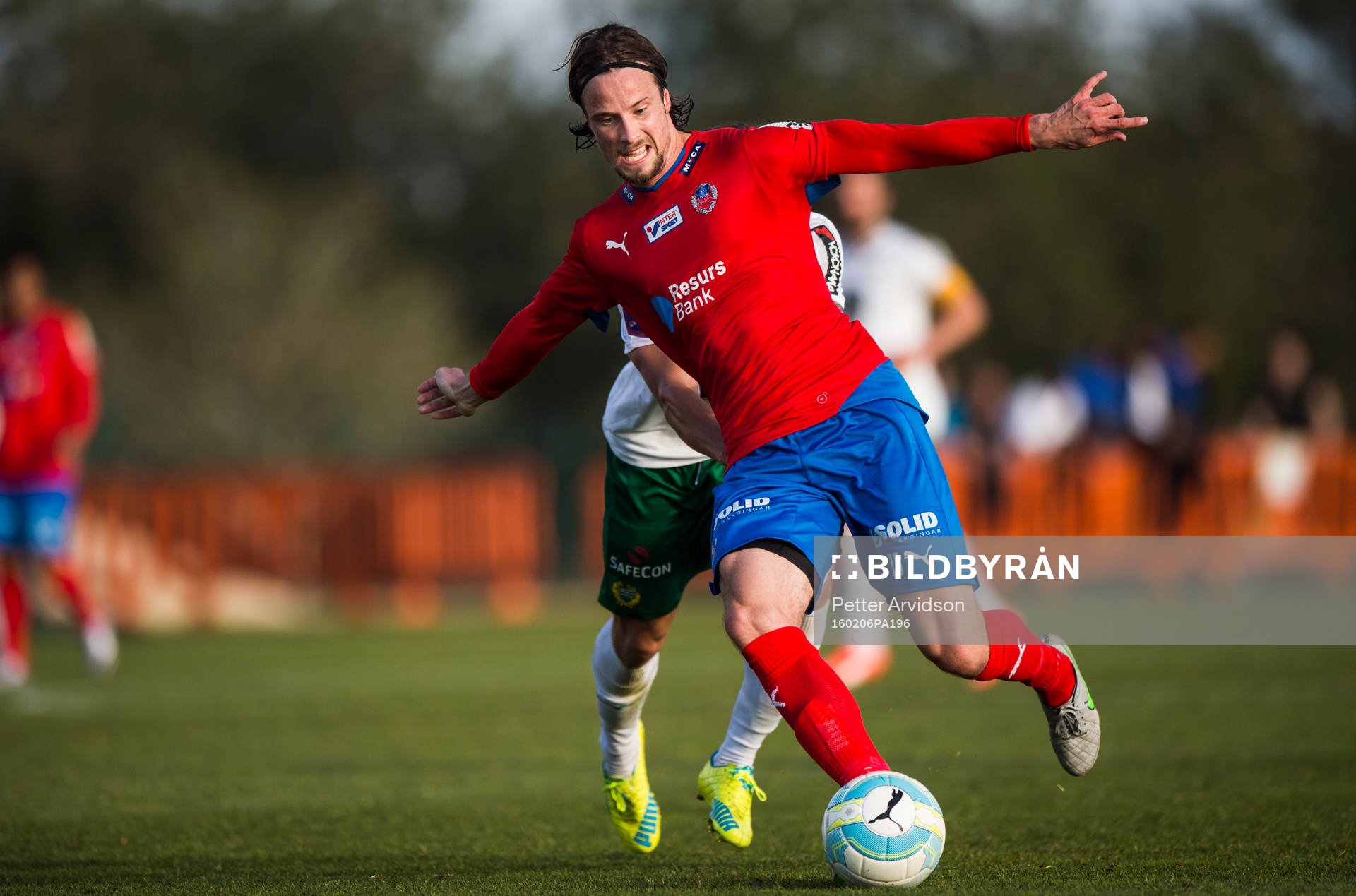 Helsingborgs Linus Hallenius tar sig förbi Hammarbys