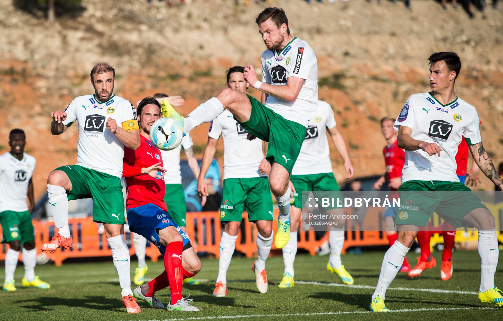 Hammarbys Kennedy Bakircioglu och Arnor Smarason rensar