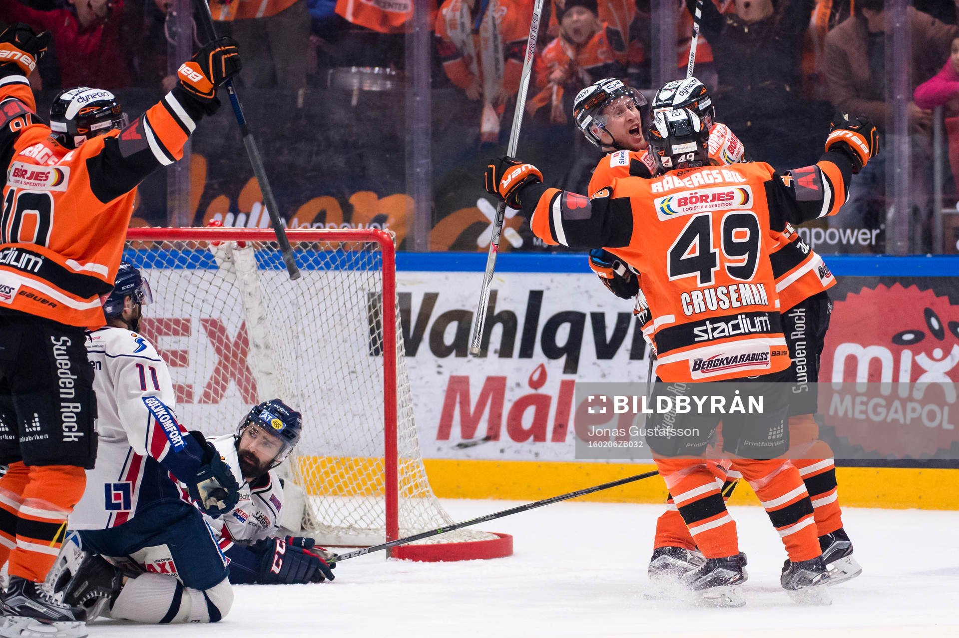 Karlskronas Alexander Bergström har gjort 1-1 och jublar