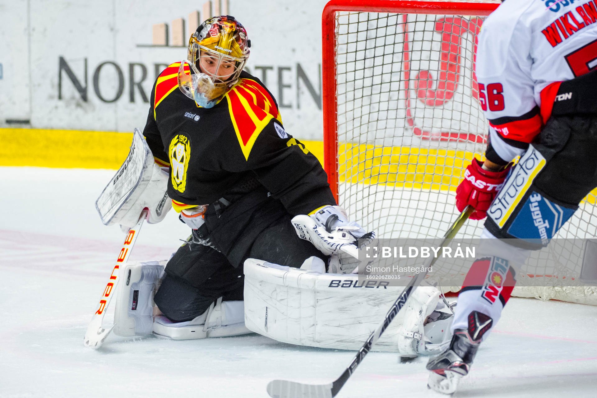 Brynäs målvakt Bernhard Starkbaum räddar skott