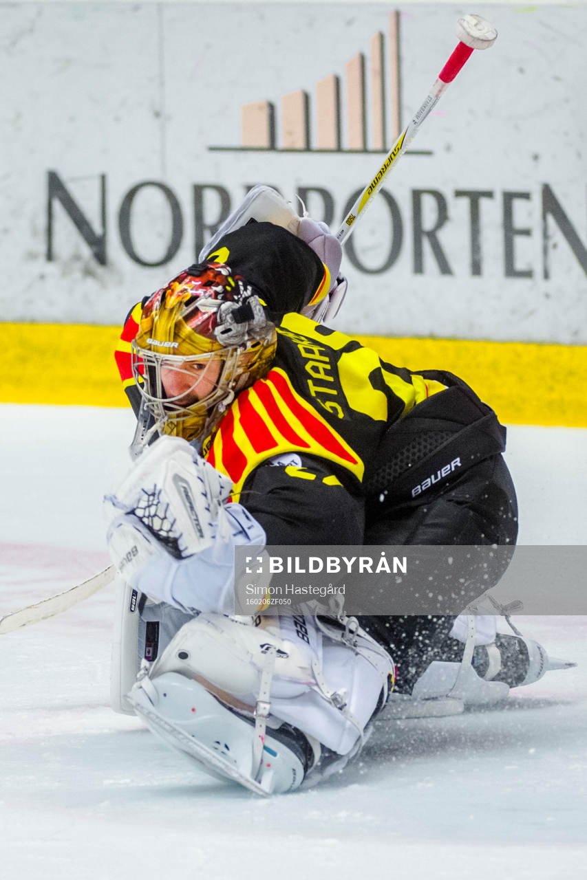 Brynäs målvakt Bernhard Starkbaum räddar skott med