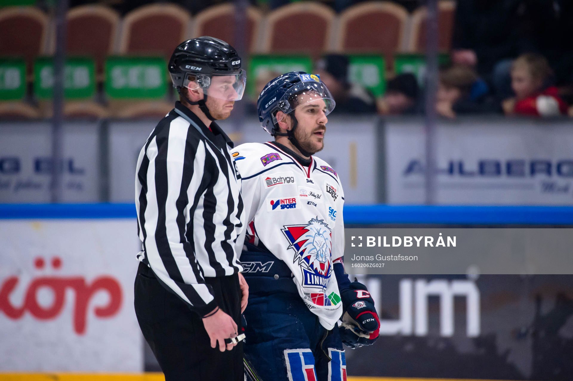 Linköpings Garret Roe på väg mot utvisningsbåset