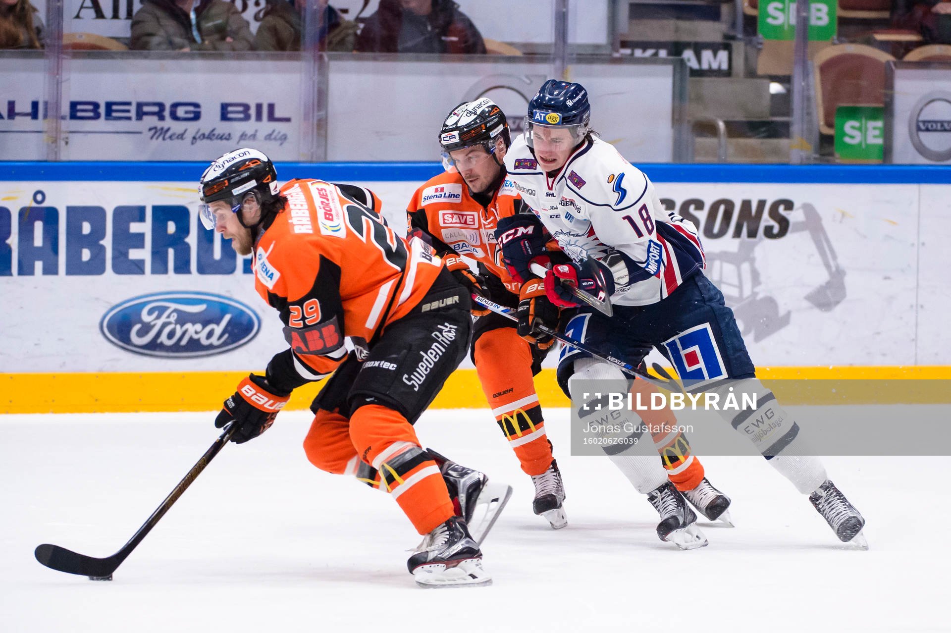 Karlskronas Alexander Viklund med pucken