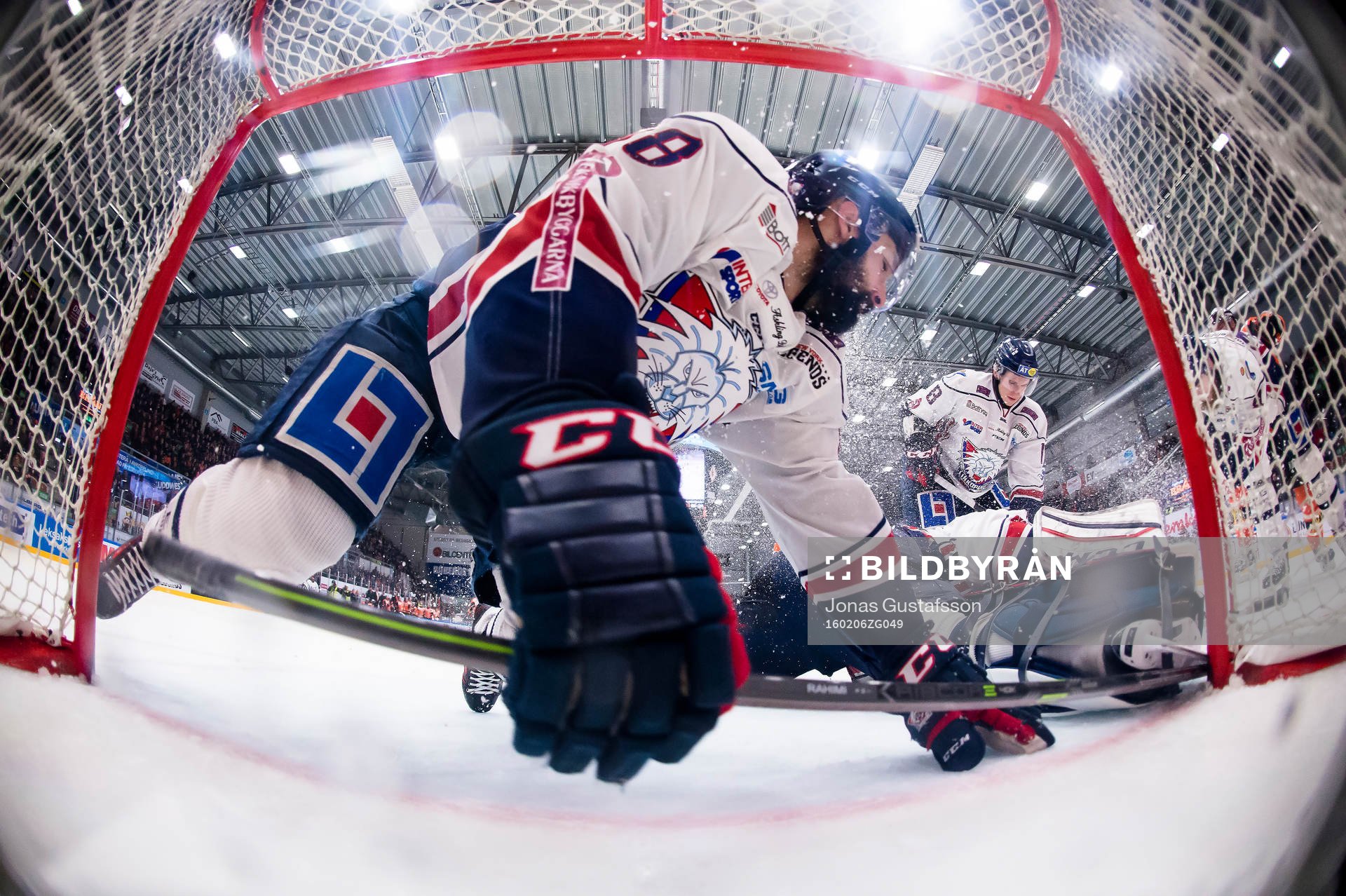 Linköpings Daniel Rahimi trycker undan en puck
