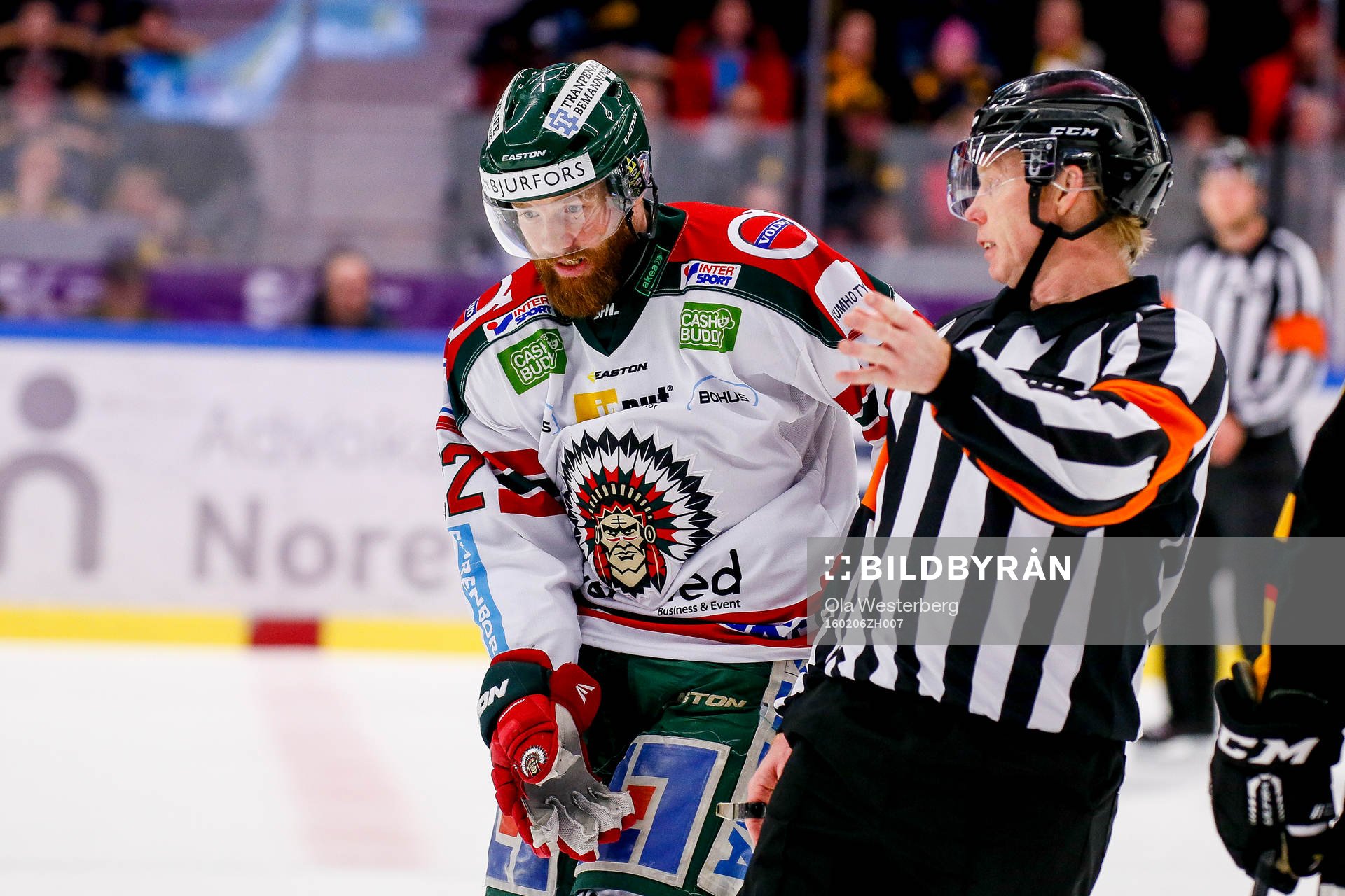 Frölundas Robin Figren pratar med domaren Pehr Claesson