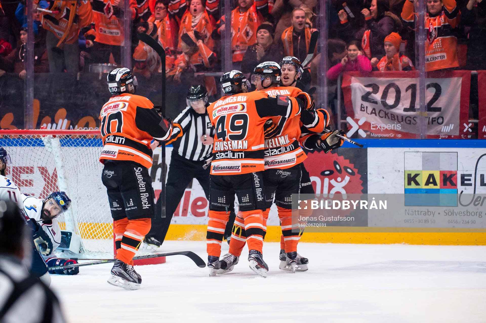 Karlskronas Alexander Bergström har gjort 1-1 och jublar