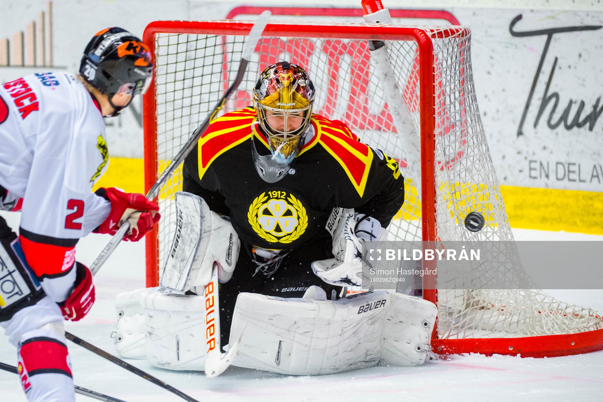 Brynäs målvakt Bernhard Starkbaum räddar skott från