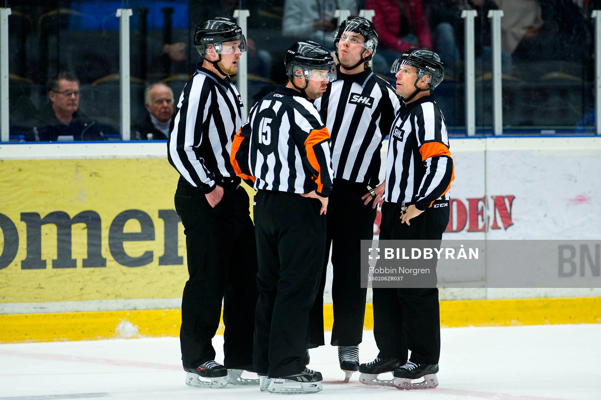 Domarna Marcus Burman, Patrik Sjöberg, Daniel Persson och