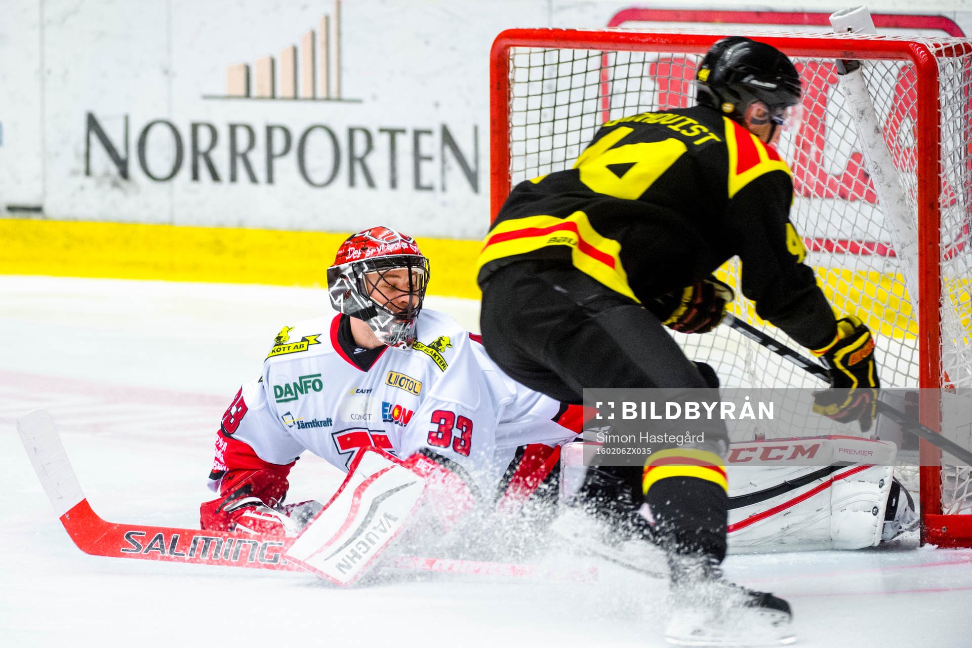 Örebros målvakt Julius Hudacek räddar anfall från