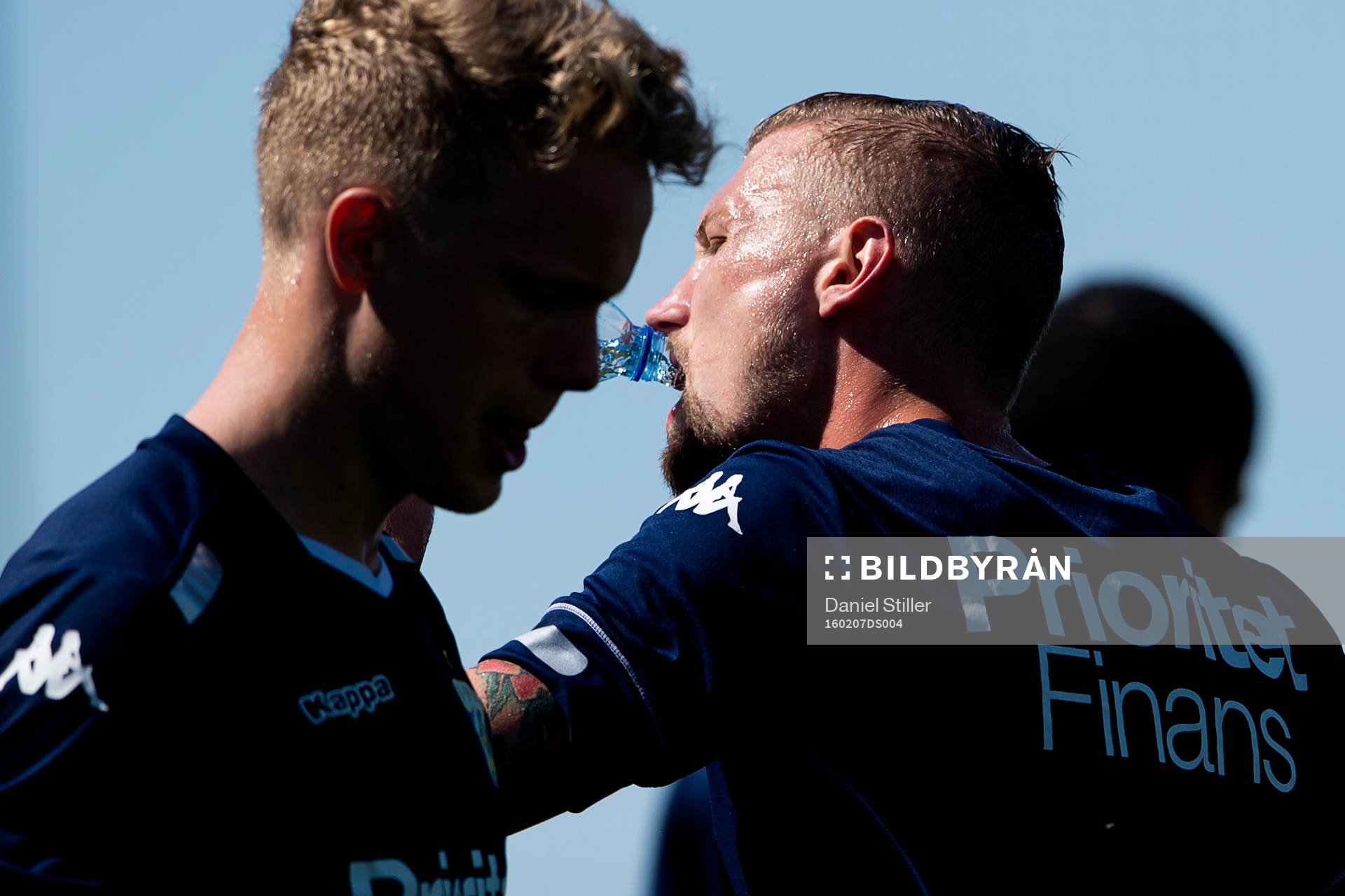 Hjörtur Hermannsson går förbi Sebastian Eriksson som
