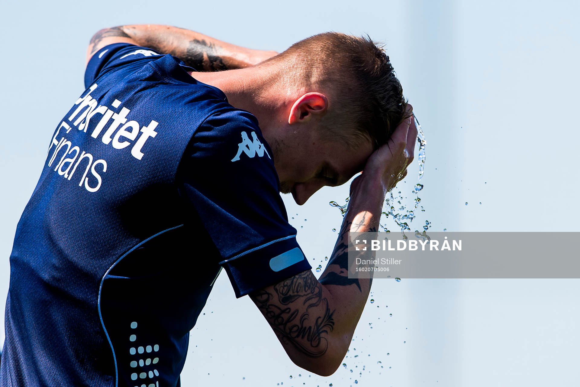 Sebastian Eriksson häller vatten över huvudet