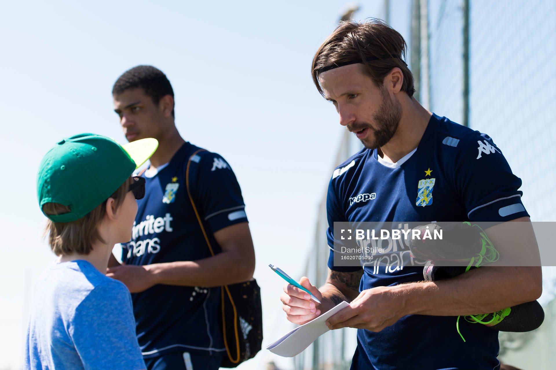 Mattias Bjärsmyr skriver autografer