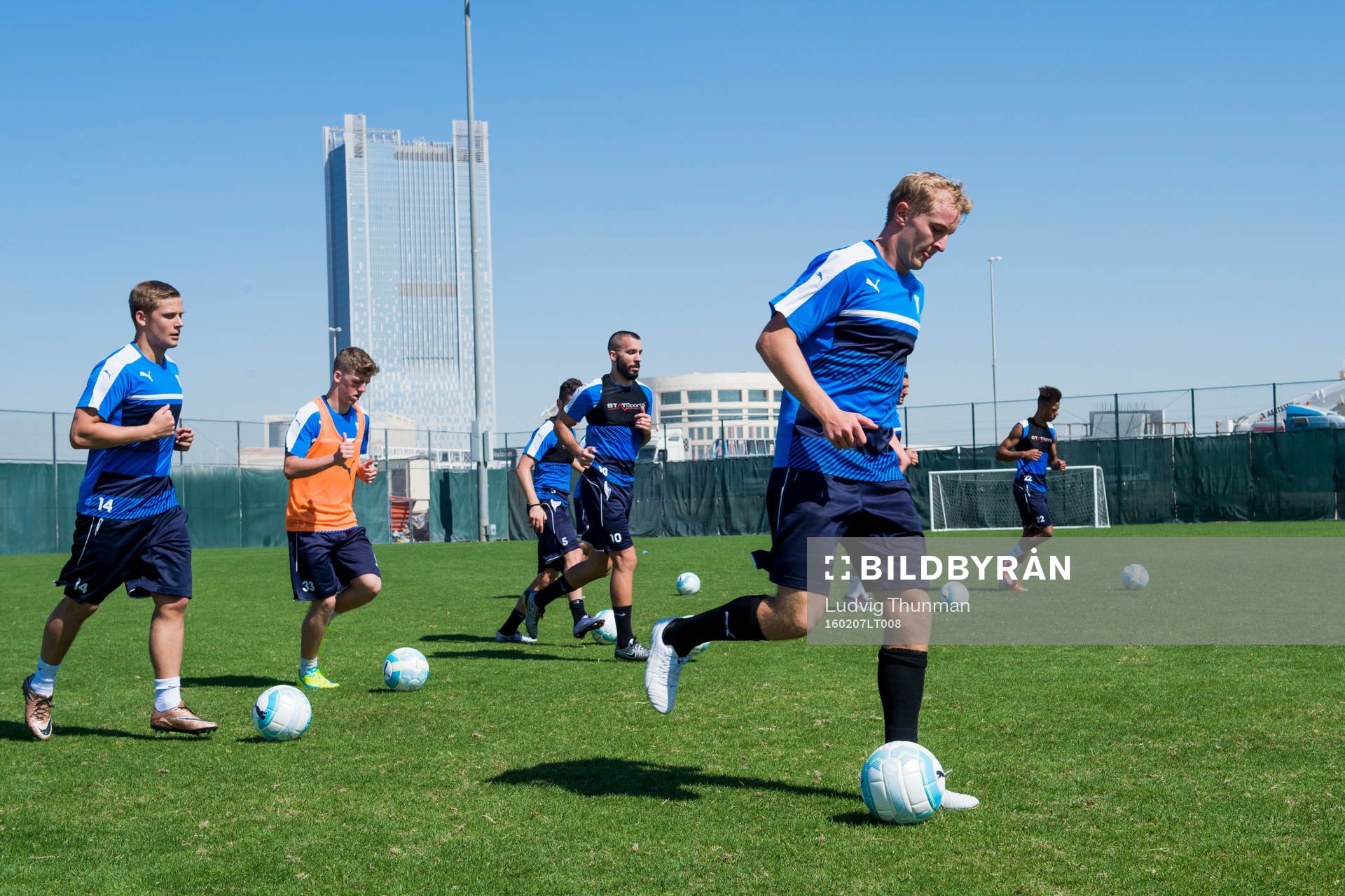 Franz Brorsson löper med boll under en träning med Malmö FF den 7 februari 2016 i Dubai.