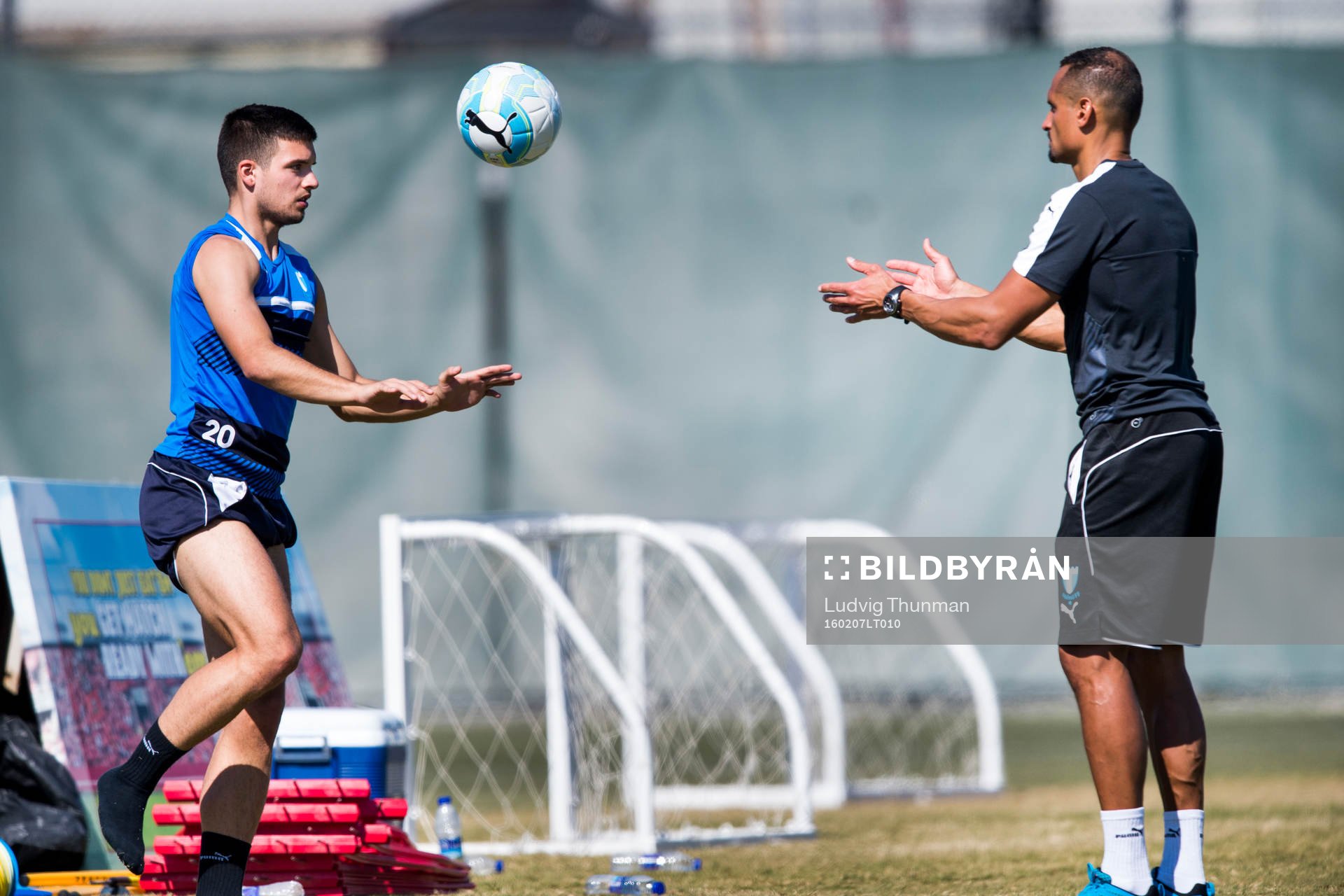 Malmö FFs Vladimir Rodic och naprapat Wilner Registre kör