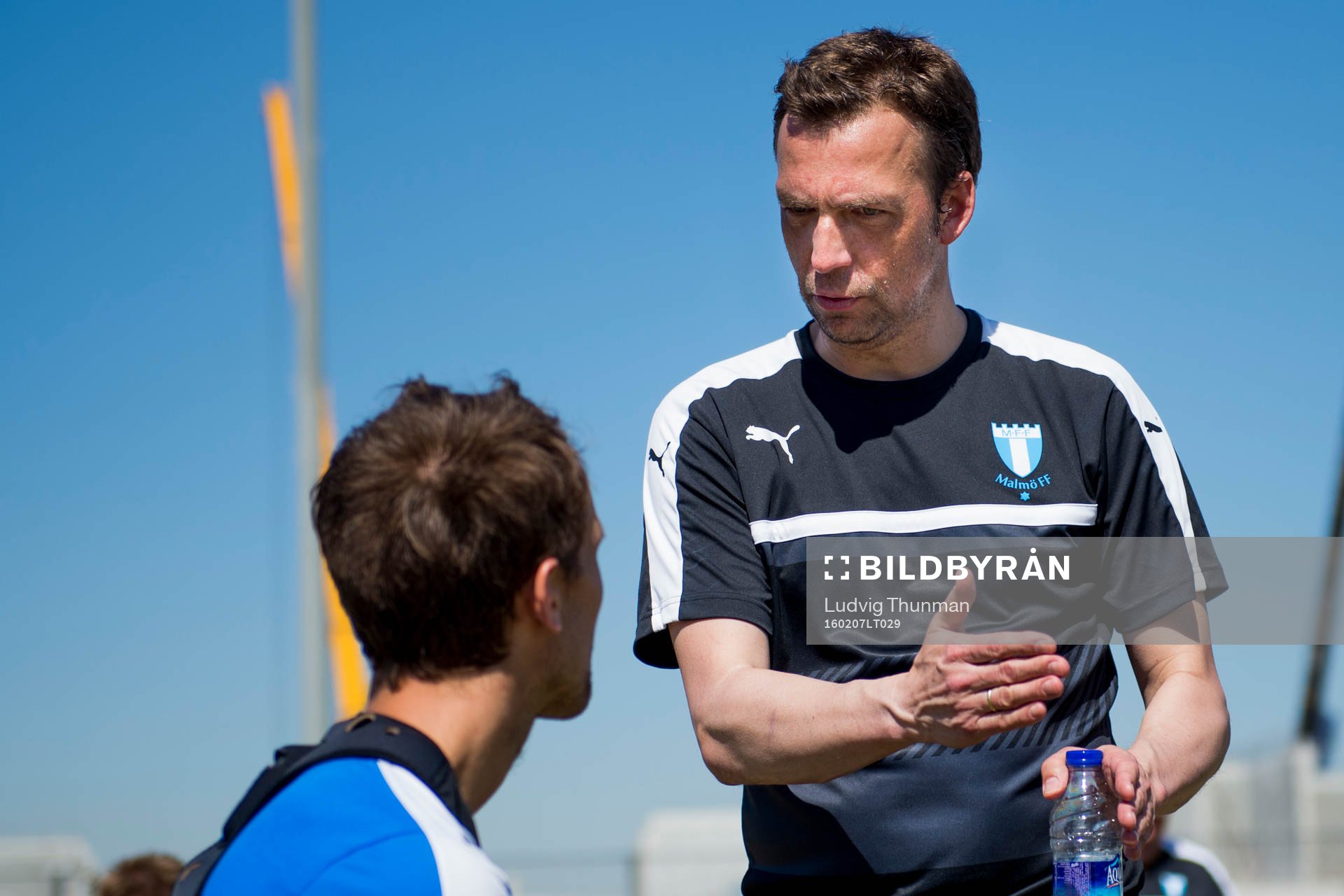Malmö FFs tränare Allan Kuhn i samtal med Magnus Wolff
