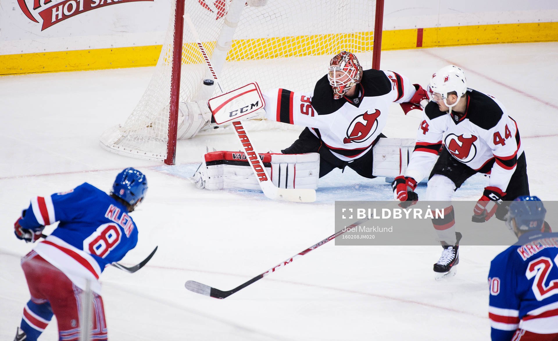 New Yorks Kevin Klein skjuter in 1-0 bakom New Jerseys