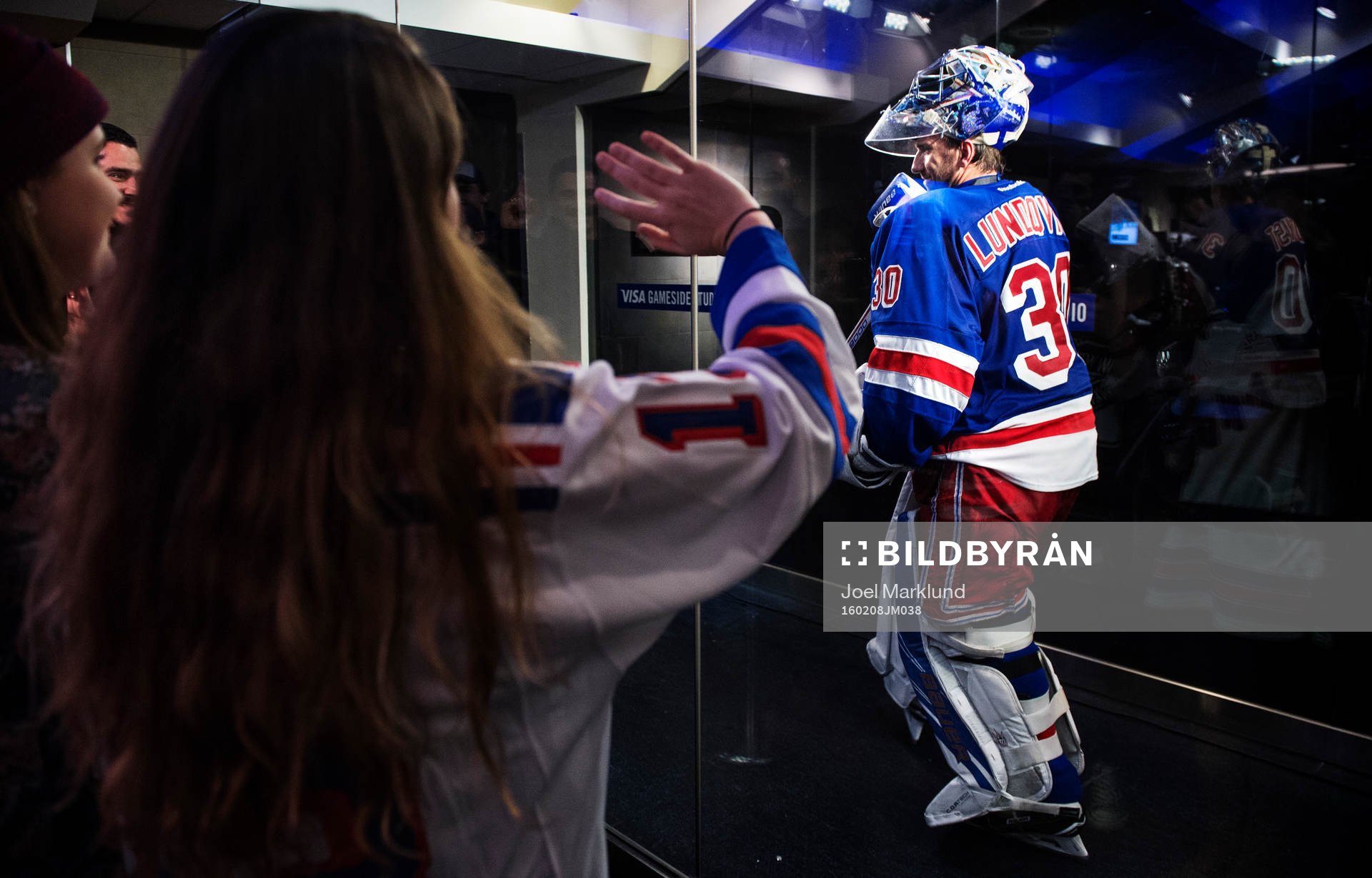 Fans vinkar till New Yorks målvakt Henrik Lundqvist