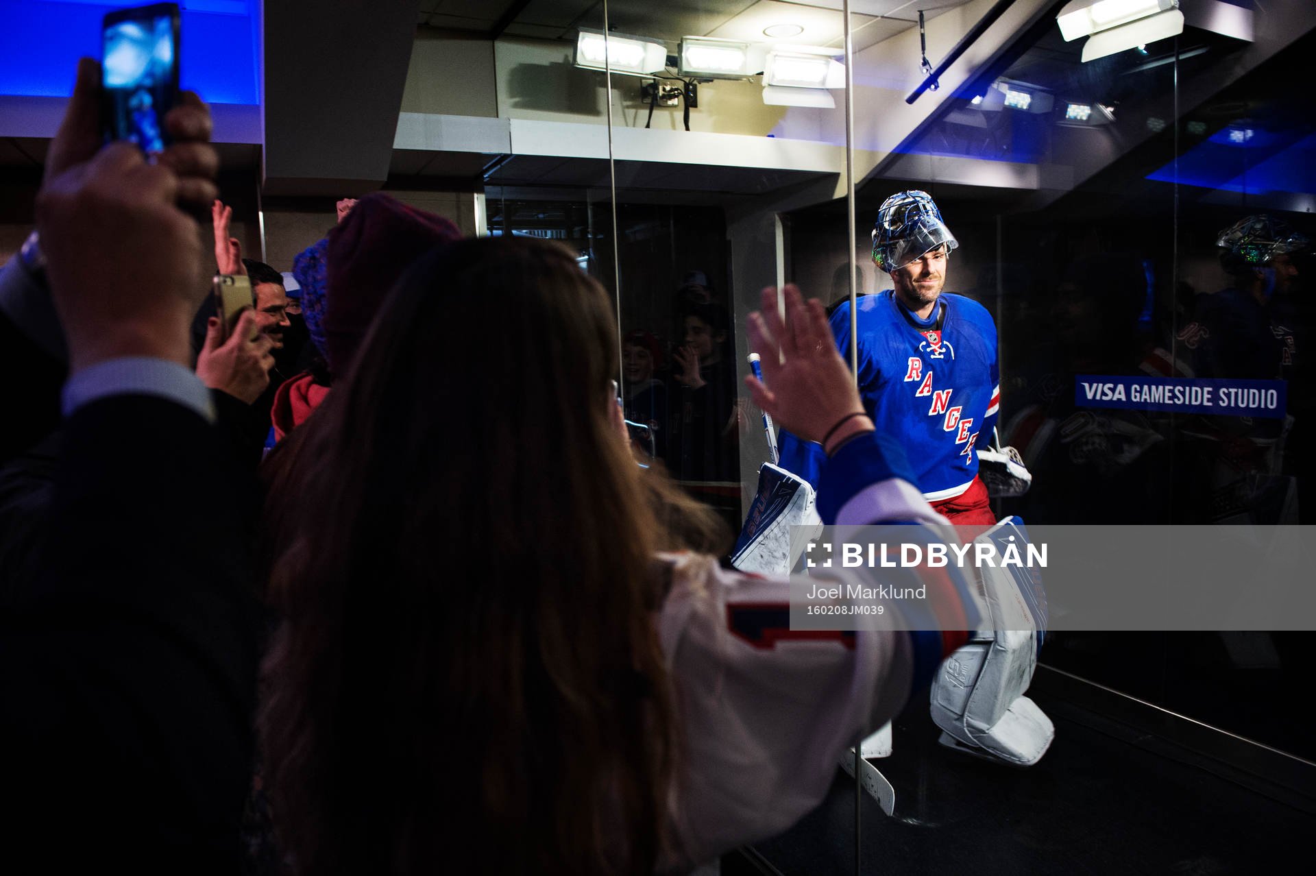 Fans vinkar till New Yorks målvakt Henrik Lundqvist när