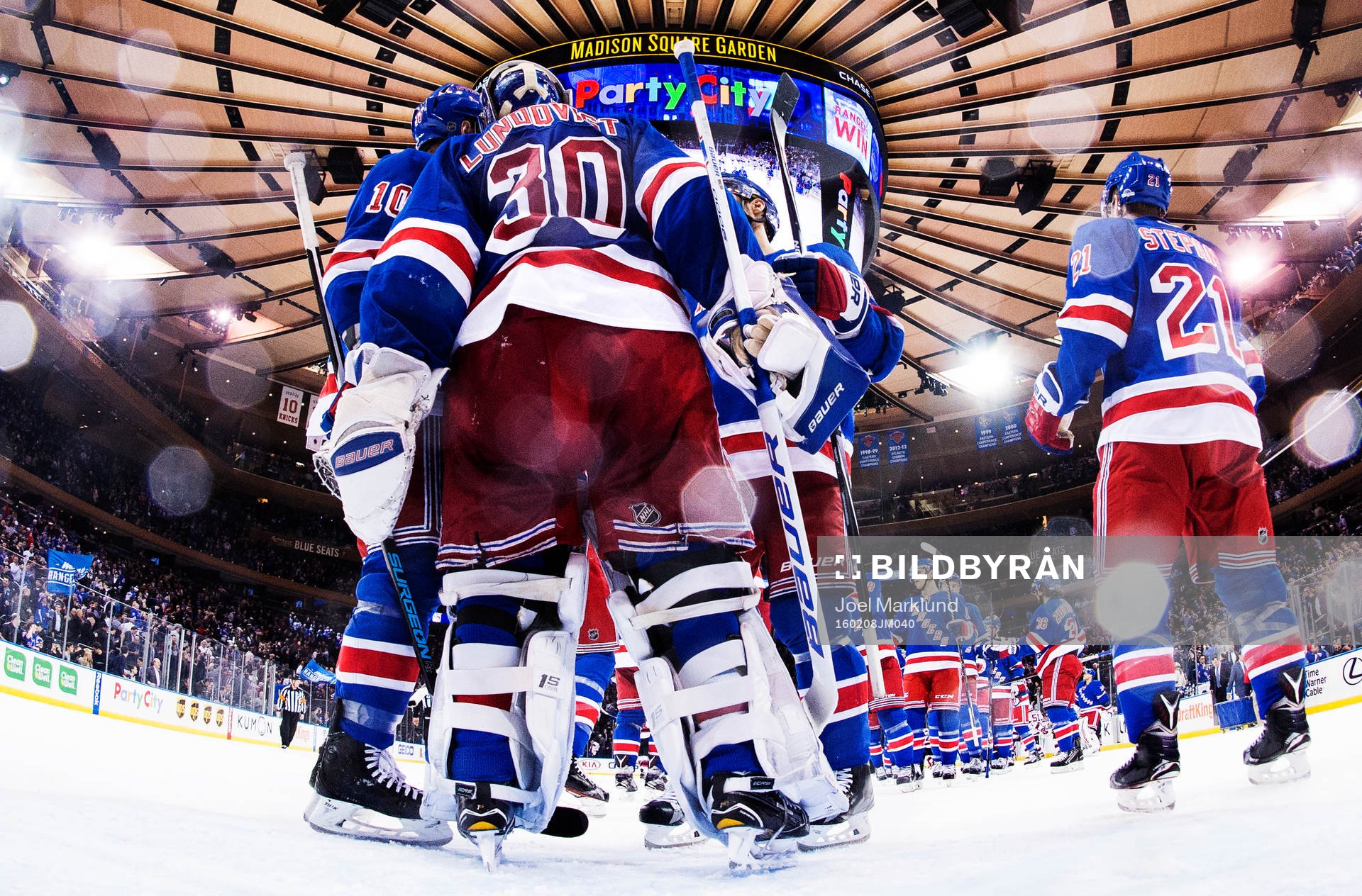 New Yorks målvakt Henrik Lundqvist kramas om av lagkamrater
