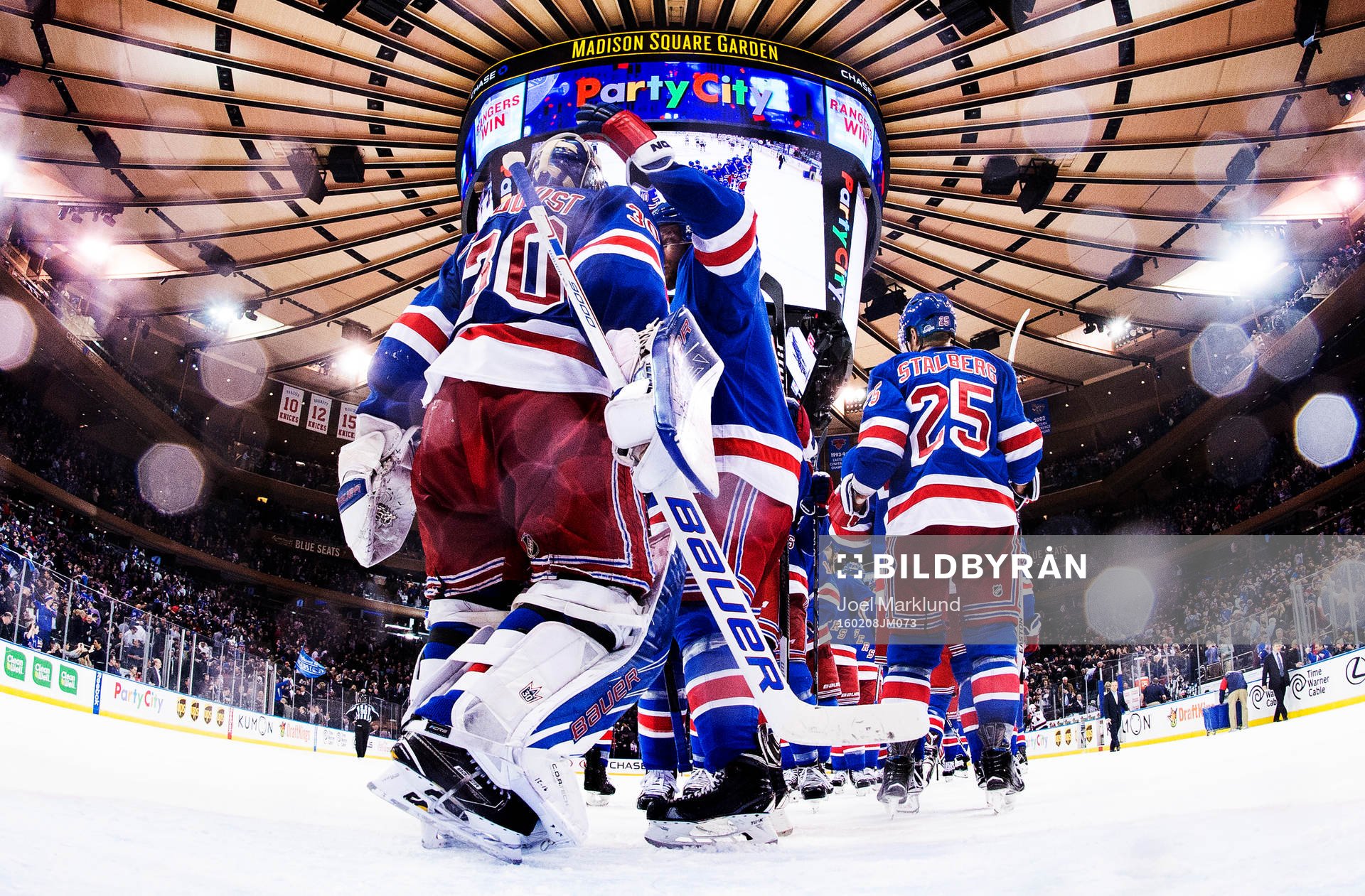 New Yorks målvakt Henrik Lundqvist kramas om av lagkamrater
