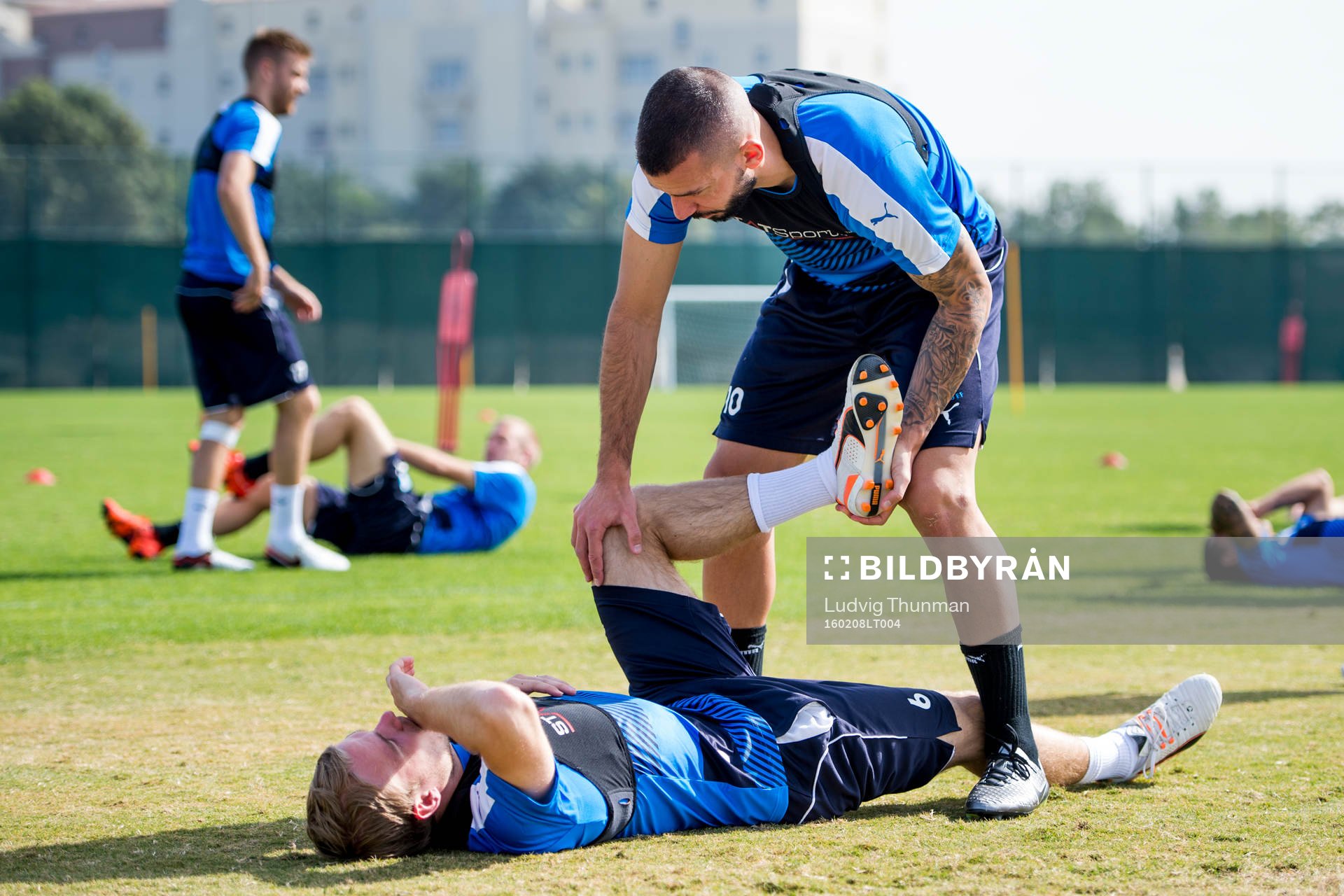 Malmö FFs Guillermo Molins stretchar Oscar Lewicki