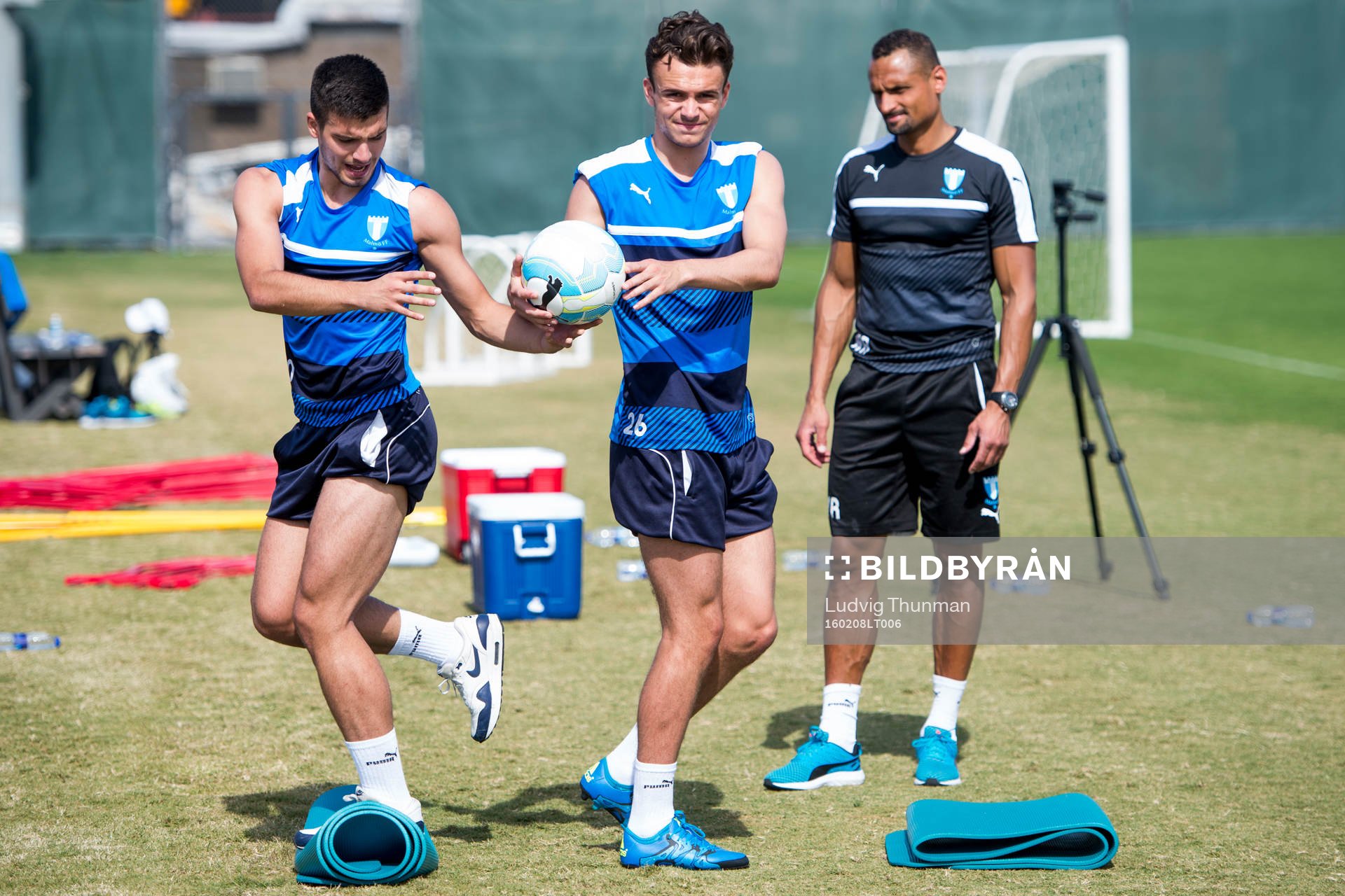 Malmö FFs Vladimir Rodic och Andreas Vindheim kör rehab under övervakning av nappant Wilner Registre under en träning den 8 februari 2016 i Dubai. 