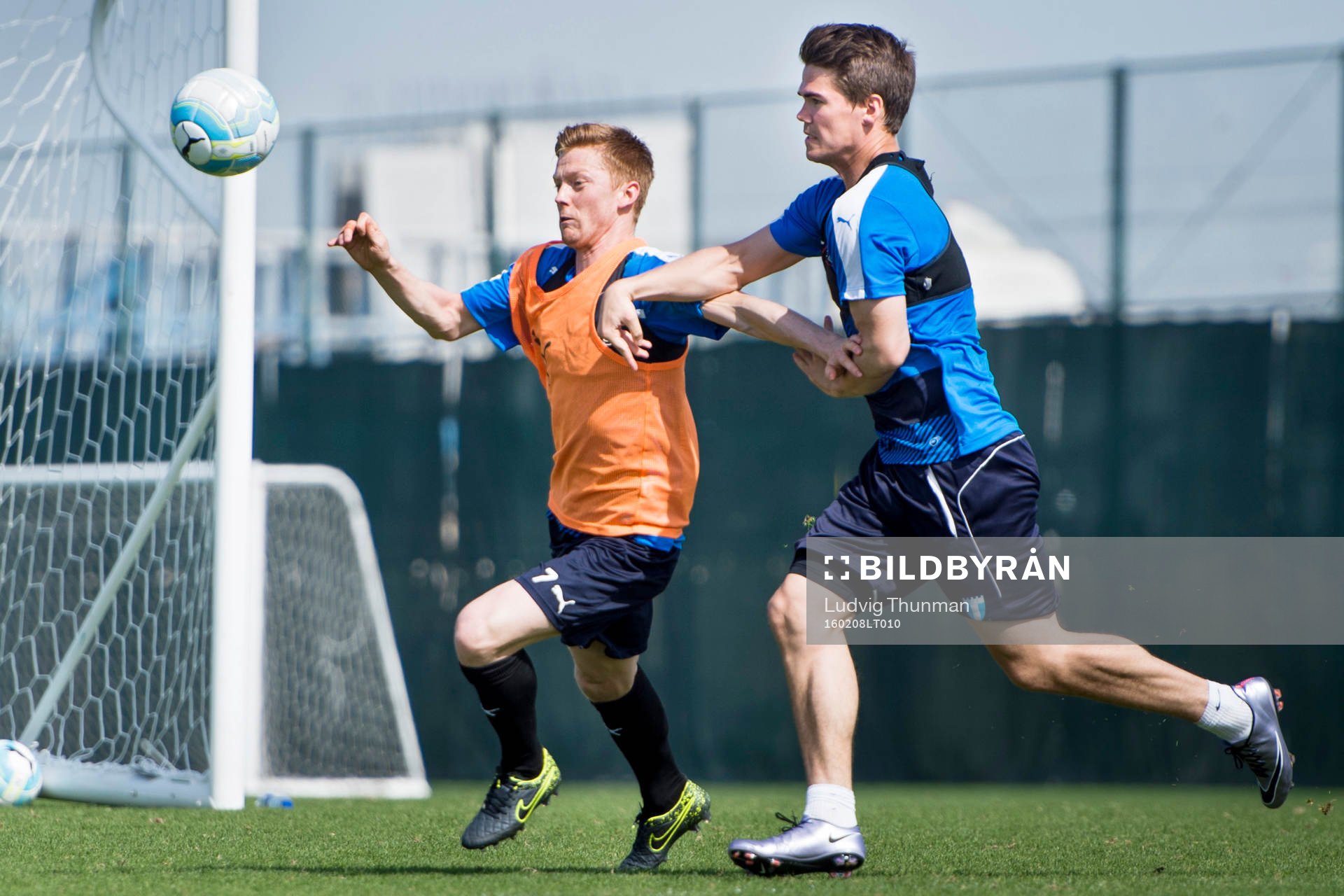 Malmö FFs Anders Christiansen jagas av Vidar Örn Kjartansson under en träning den 8 februari 2016 i Dubai. 