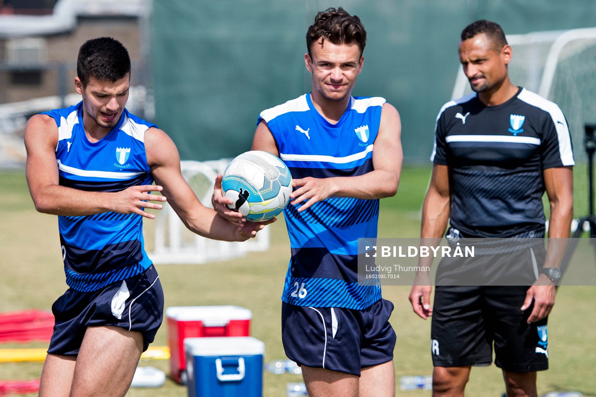 Malmö FFs Vladimir Rodic och Andreas Vindheim kör rehab under övervakning av nappant Wilner Registre under en träning den 8 februari 2016 i Dubai. 