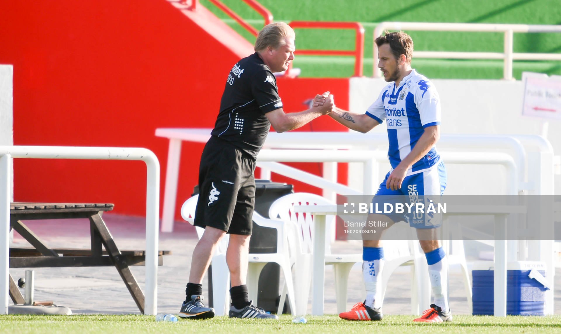 IFK Göteborgs tränare Jörgen Lennartsson tackar Tobias