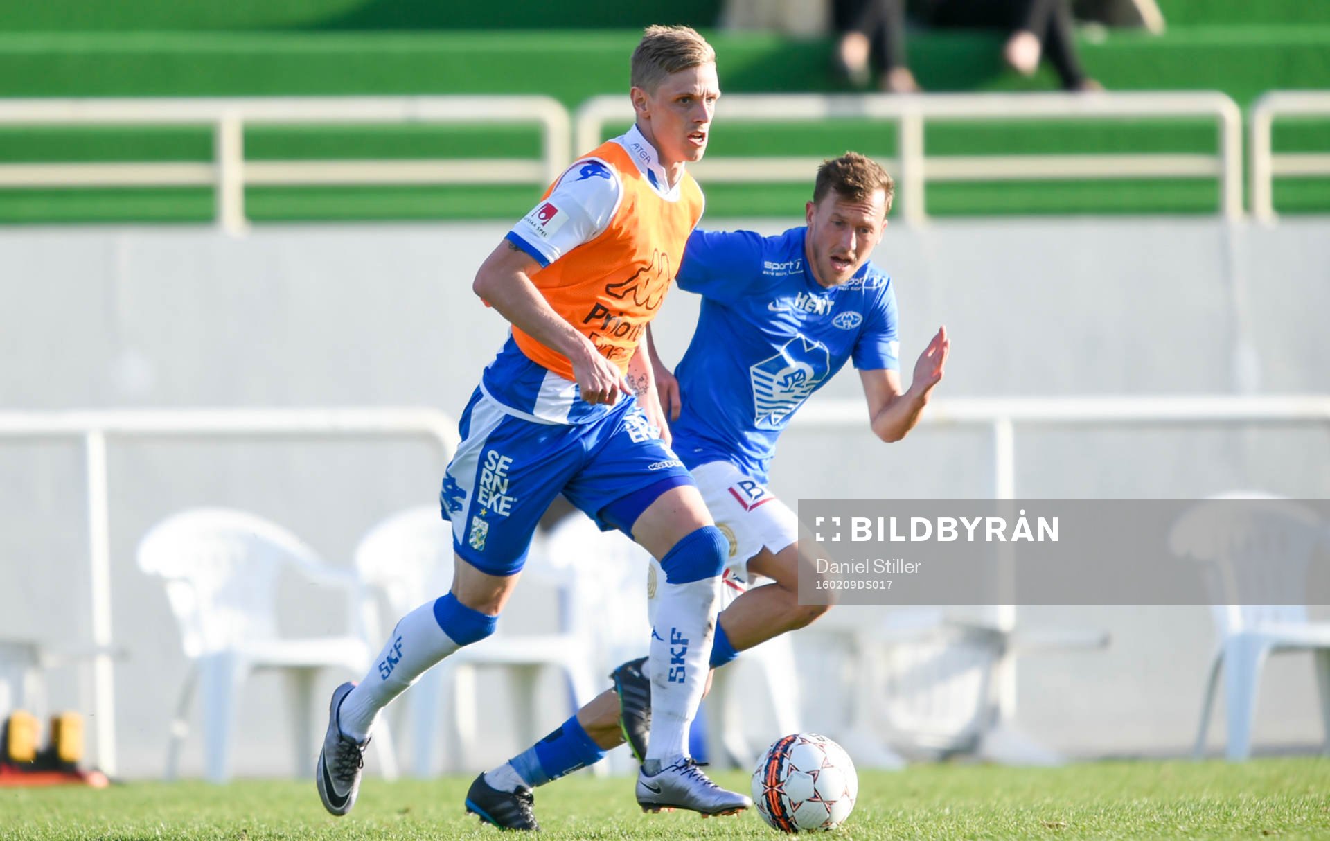 IFK Göteborgs Sören Rieks jagas av Moldes Mattias Moström