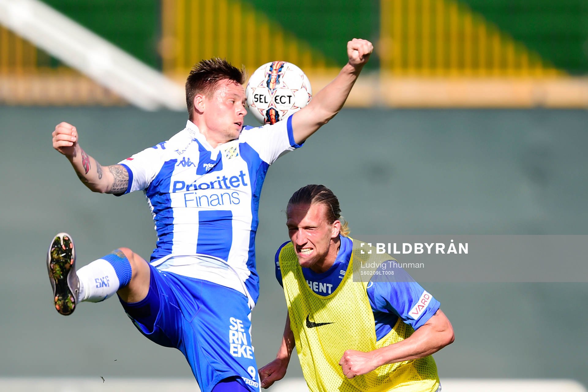 IFK Göteborgs Jakob Ankersen och Moldes Per Egil Flo under en fotbollsmatch i Dubai International Cup mellan IFK Göteborg och Molde den 9 februari 2016 i Dubai.