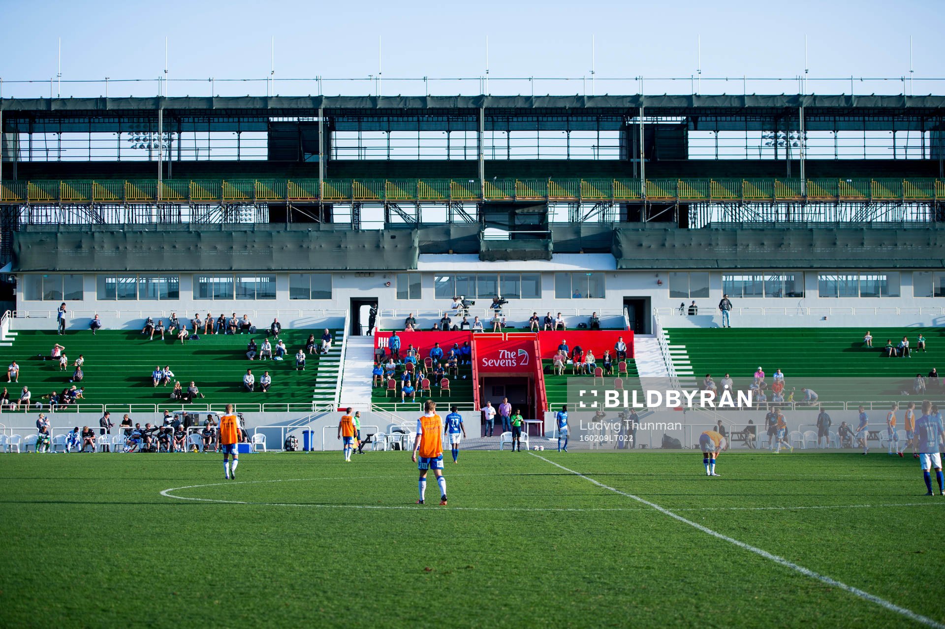 Översiktsbild över spelet på matcharenan The Sevens i Dubai under fotbollsmatchen i Dubai International Cup mellan IFK Göteborg och Molde den 9 februari 2016 i Dubai.