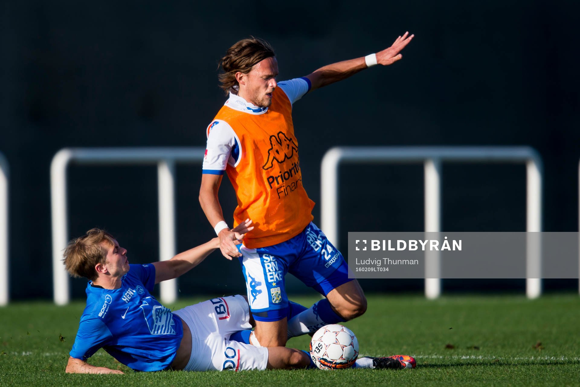 IFK Göteborgs Tom Pettersson kapas av Moldes Fredrik