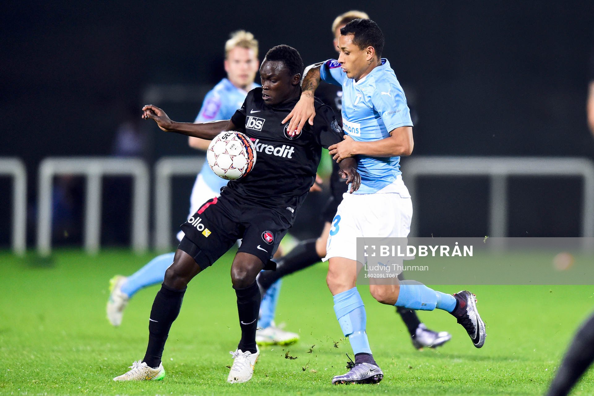 Malmö FFs Yoshimar Yotún och Midtjyllands Rilwan Hassan under fotbollsmatchen i Dubai International Cup mellan Malmö FF och Midtjylland den 9 februari 2016 i Dubai.