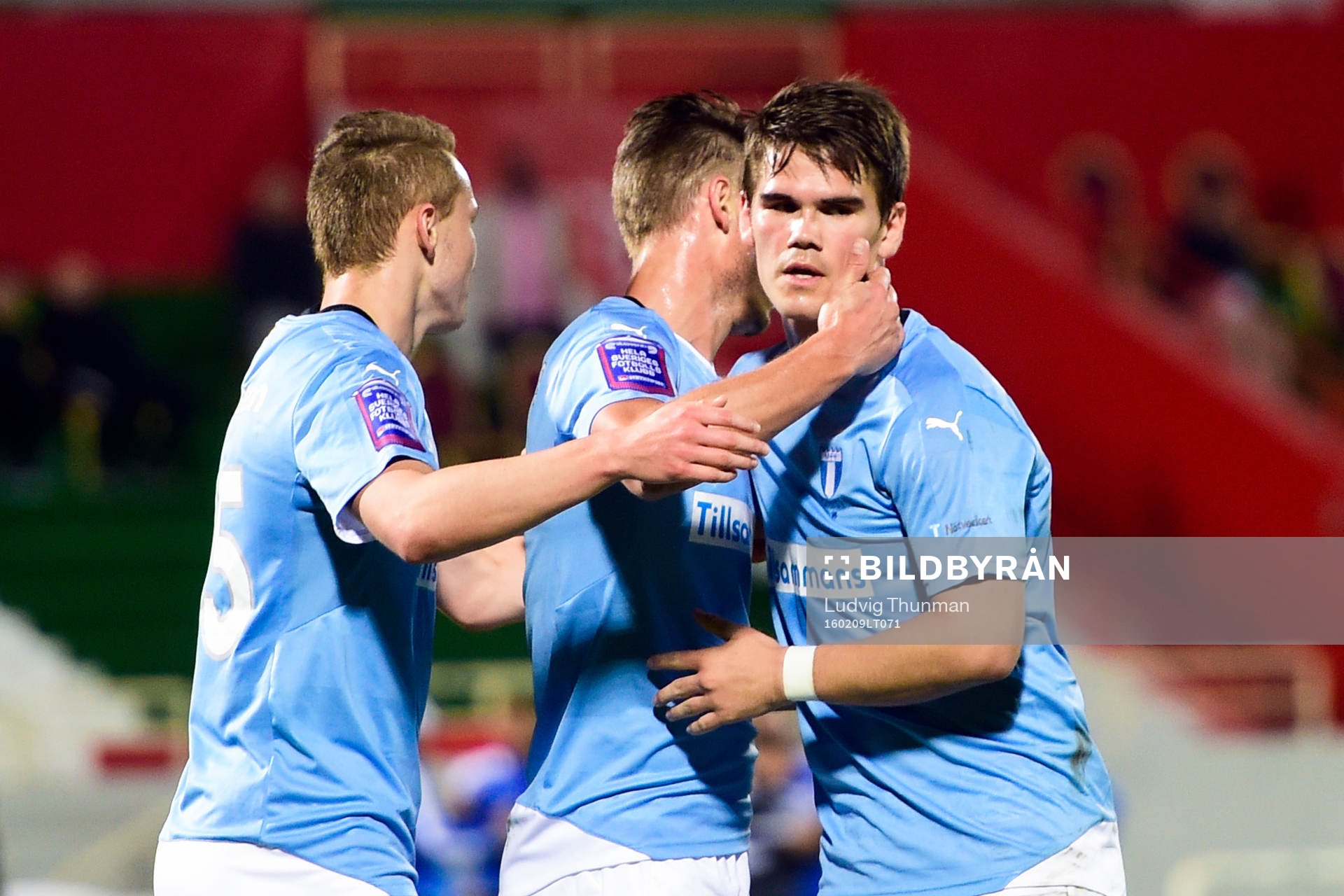 Malmö FFs Piotr Johansson, Markus Rosenberg och Vidar Örn Kjartansson jublar efter 1-1 under fotbollsmatchen i Dubai International Cup mellan Malmö FF och Midtjylland den 9 februari 2016 i Dubai.
